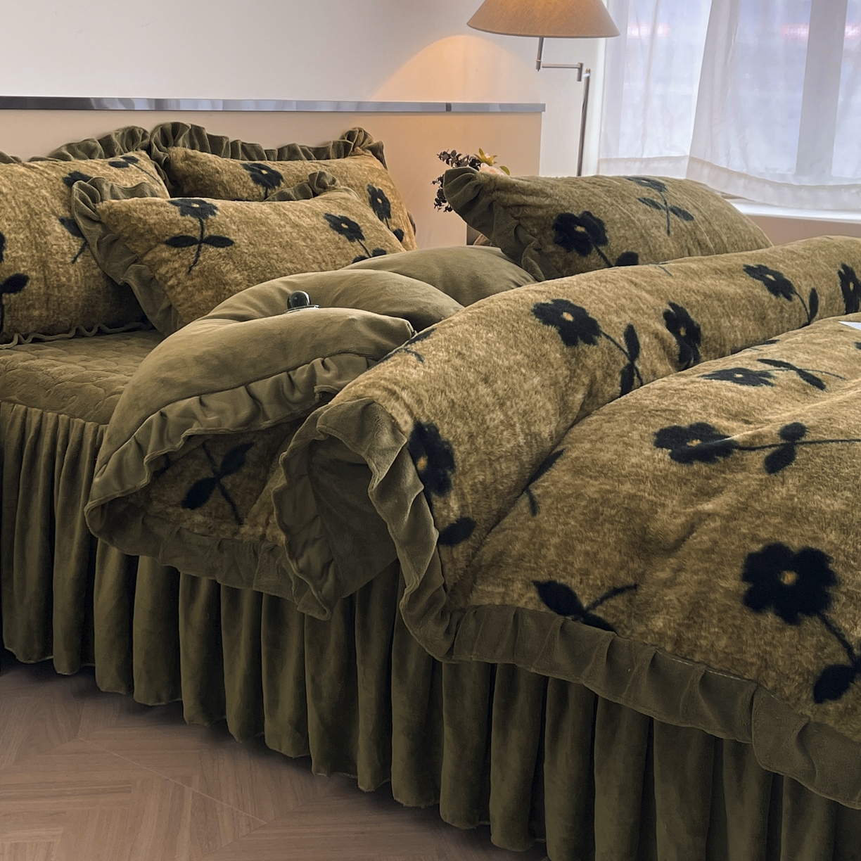 91家纺网 家纺一手货源 找家纺 恋尚 2025新款懒兔毛绒夹棉牛奶绒床笠式床裙四件套（控价238元起） 花慕