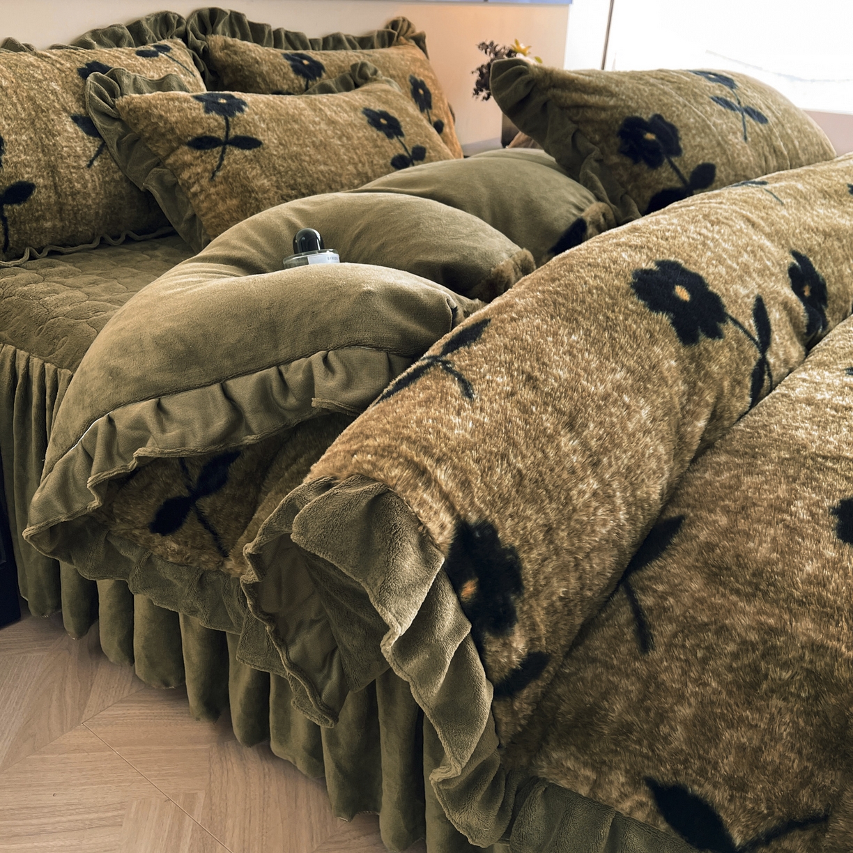 91家纺网 家纺一手货源 找家纺 恋尚 2025新款懒兔毛绒夹棉牛奶绒床笠式床裙四件套（控价238元起） 花慕