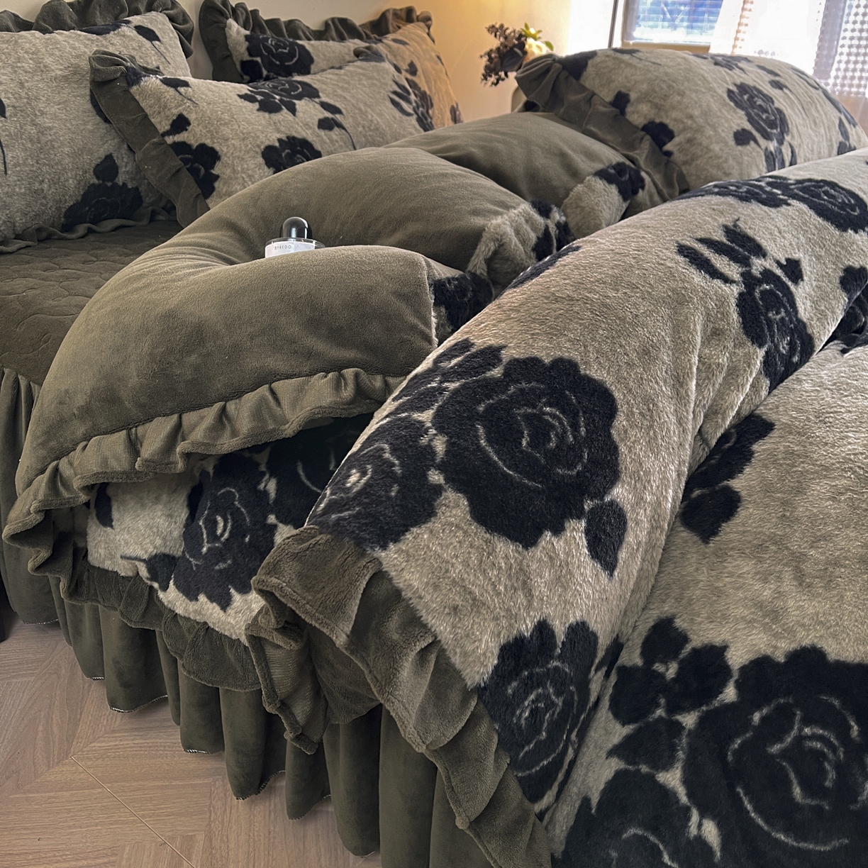 91家纺网 家纺一手货源 找家纺 恋尚 2025新款懒兔毛绒夹棉牛奶绒床笠式床裙四件套（控价238元起） 爱意玫瑰