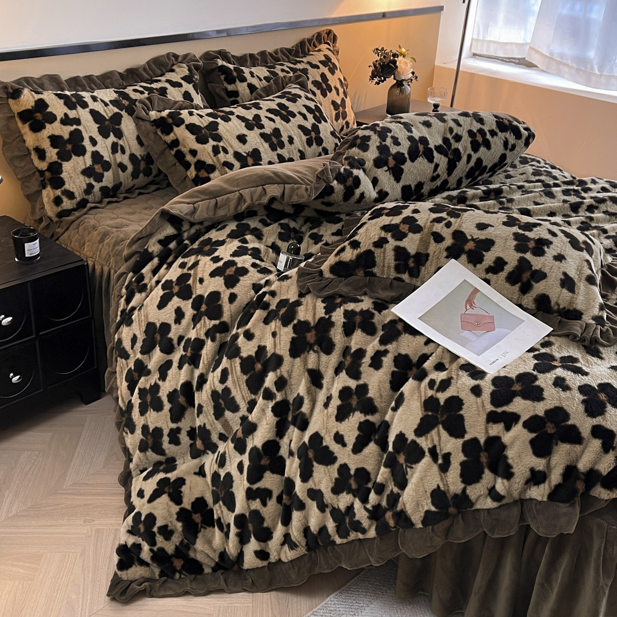 91家纺网 家纺一手货源 找家纺 恋尚 2025新款懒兔毛绒夹棉牛奶绒床笠式床裙四件套（控价238元起） 斑蝶