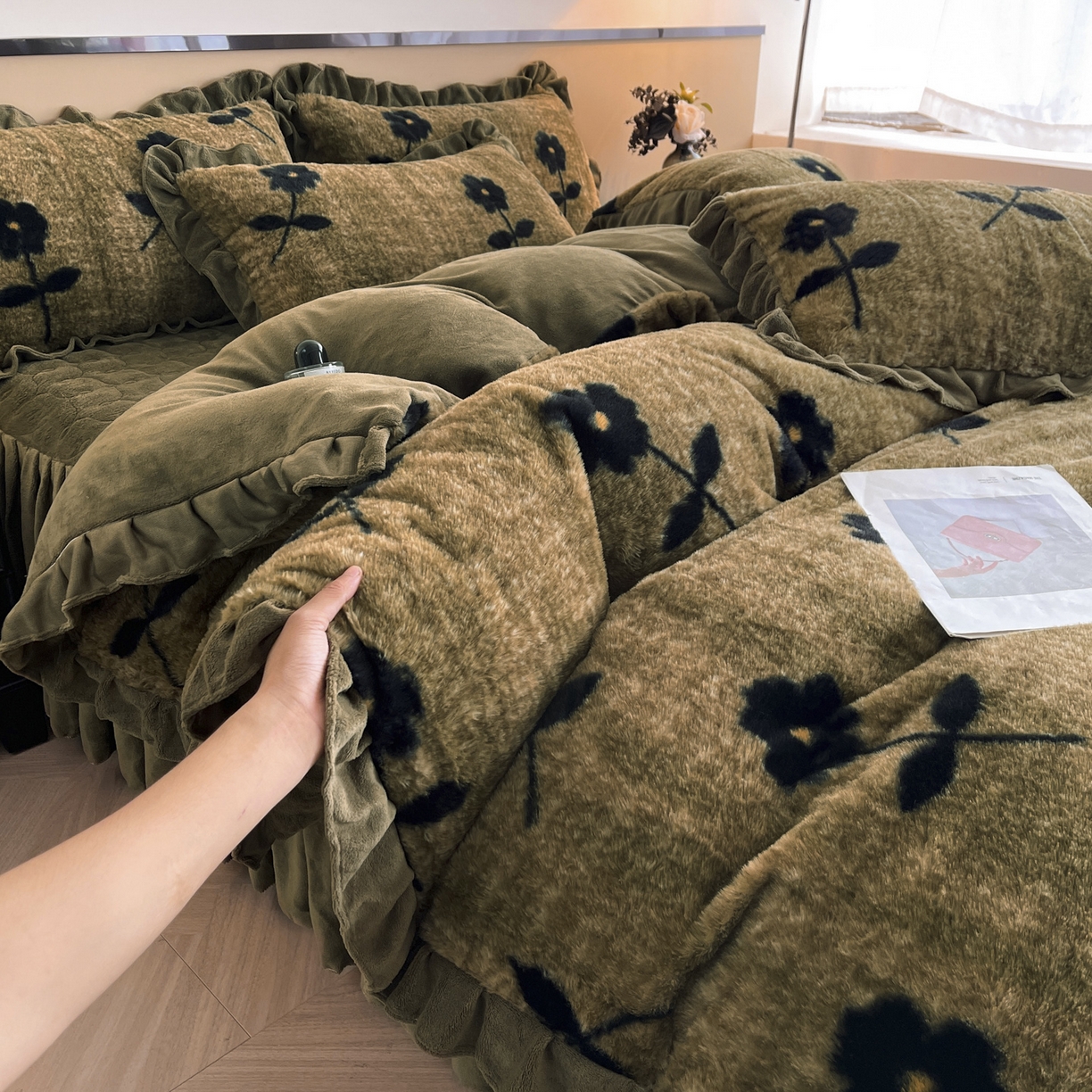 91家纺网 家纺一手货源 找家纺 恋尚 2025新款懒兔毛绒夹棉牛奶绒床笠式床裙四件套（控价238元起） 花慕