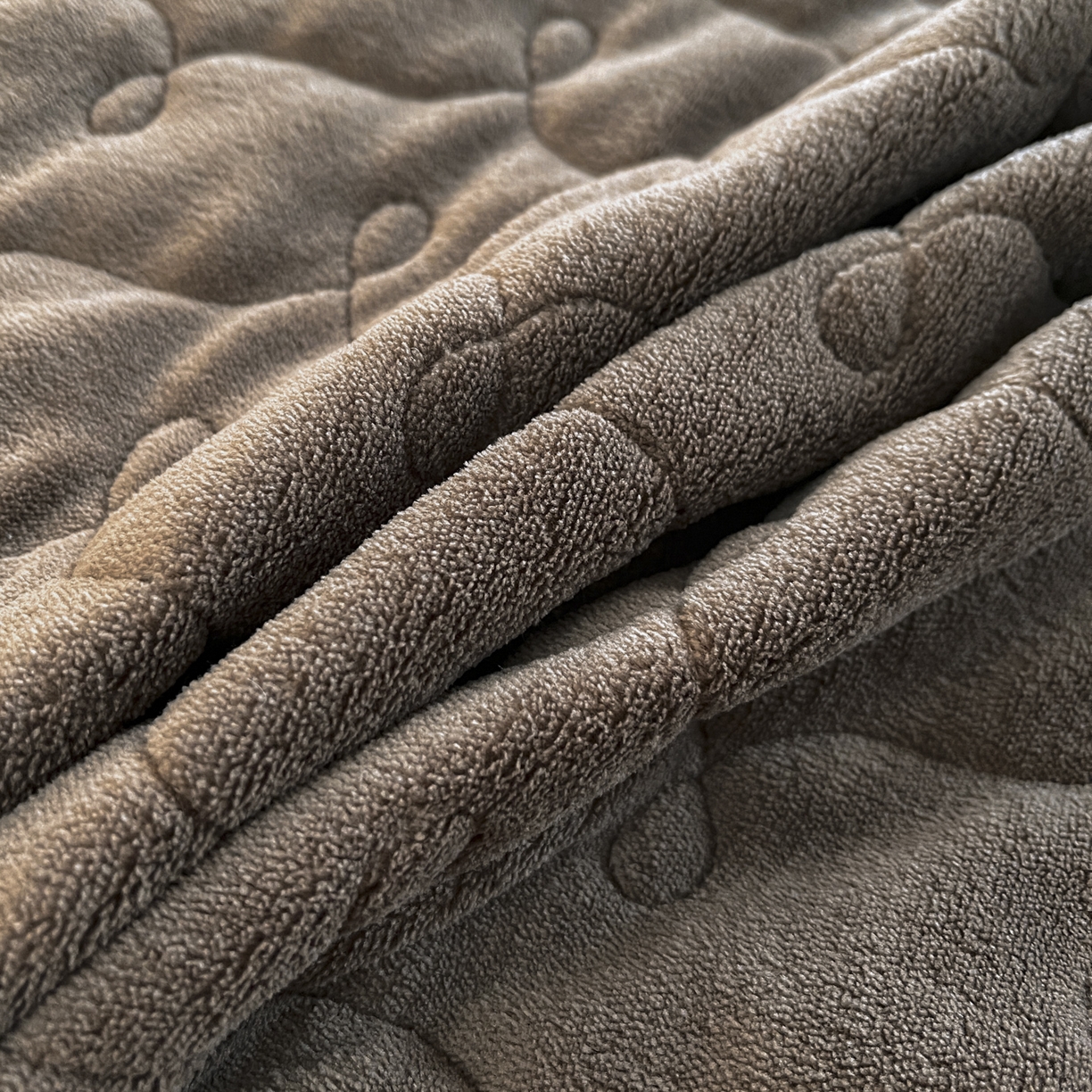 91家纺网 家纺一手货源 找家纺 恋尚 2025新款懒兔毛绒夹棉牛奶绒床笠式床裙四件套（控价238元起） 斑蝶