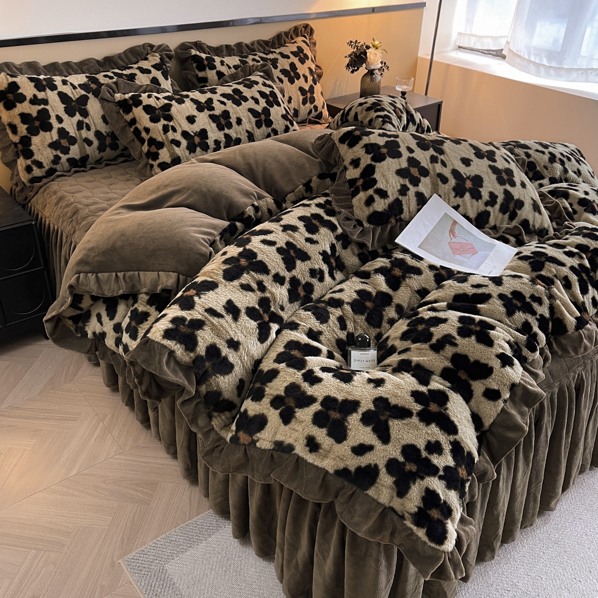 91家纺网 家纺一手货源 找家纺 恋尚 2025新款懒兔毛绒夹棉牛奶绒床笠式床裙四件套（控价238元起） 斑蝶