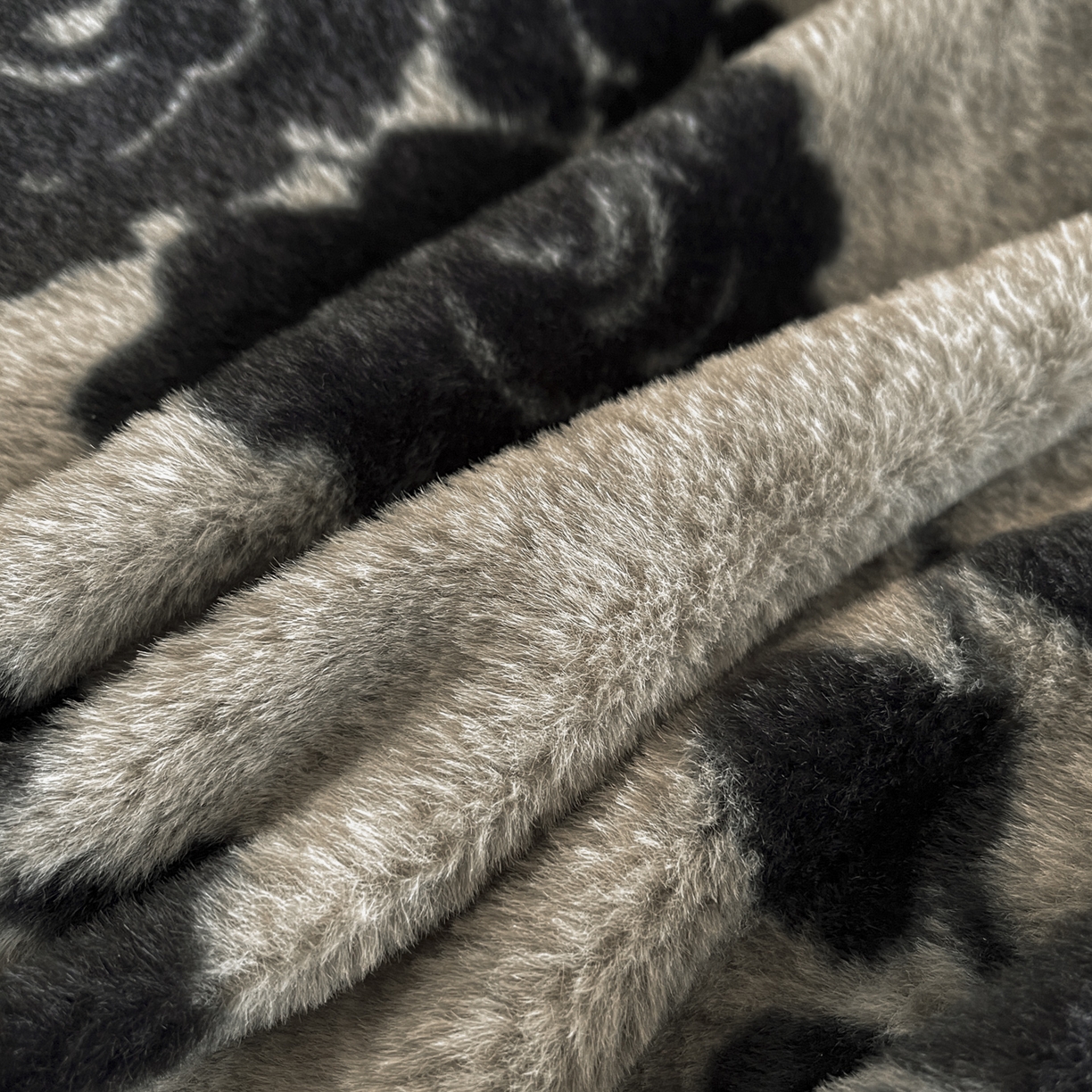 91家纺网 家纺一手货源 找家纺 恋尚 2025新款懒兔毛绒夹棉牛奶绒床笠式床裙四件套（控价238元起） 爱意玫瑰