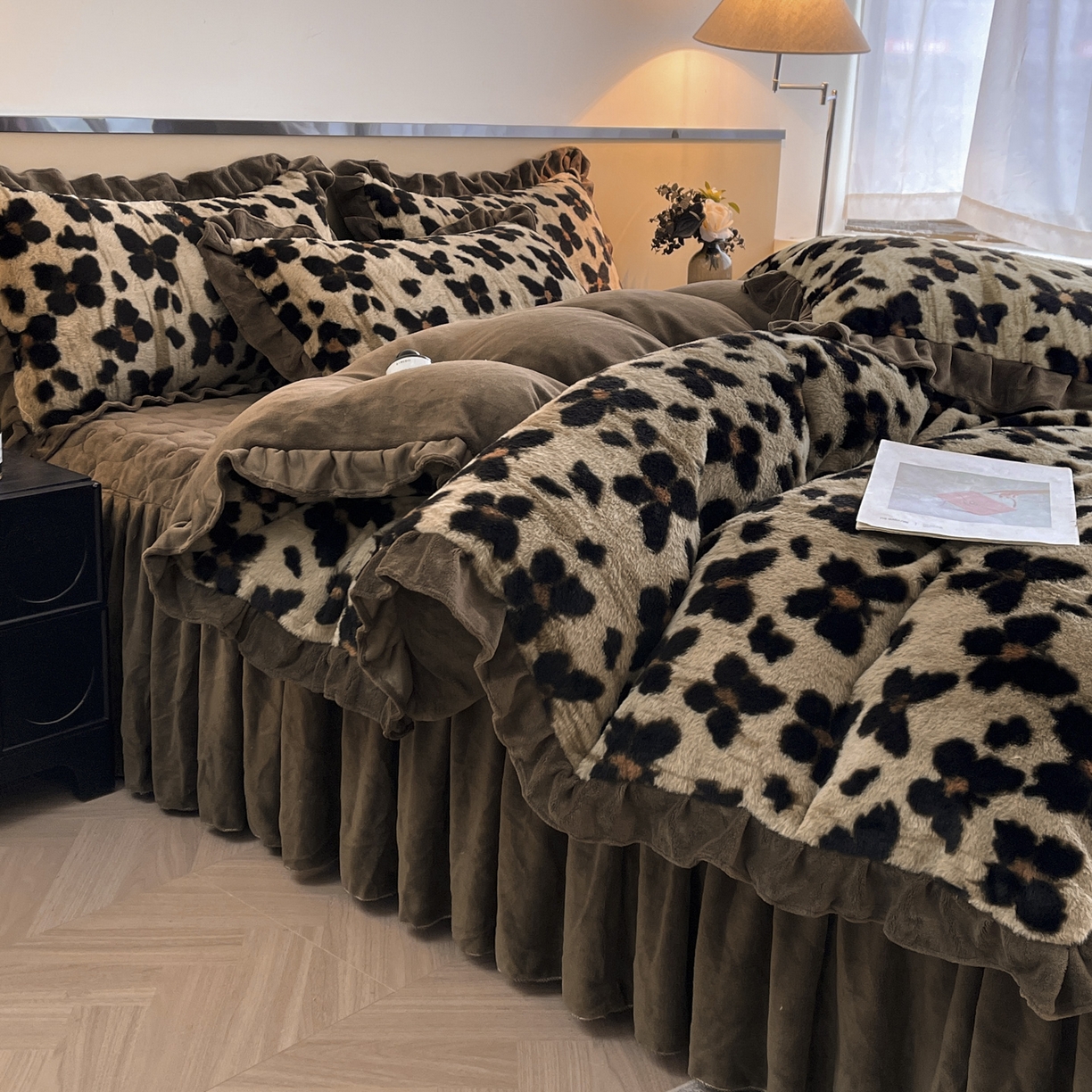 91家纺网 家纺一手货源 找家纺 恋尚 2025新款懒兔毛绒夹棉牛奶绒床笠式床裙四件套（控价238元起） 斑蝶