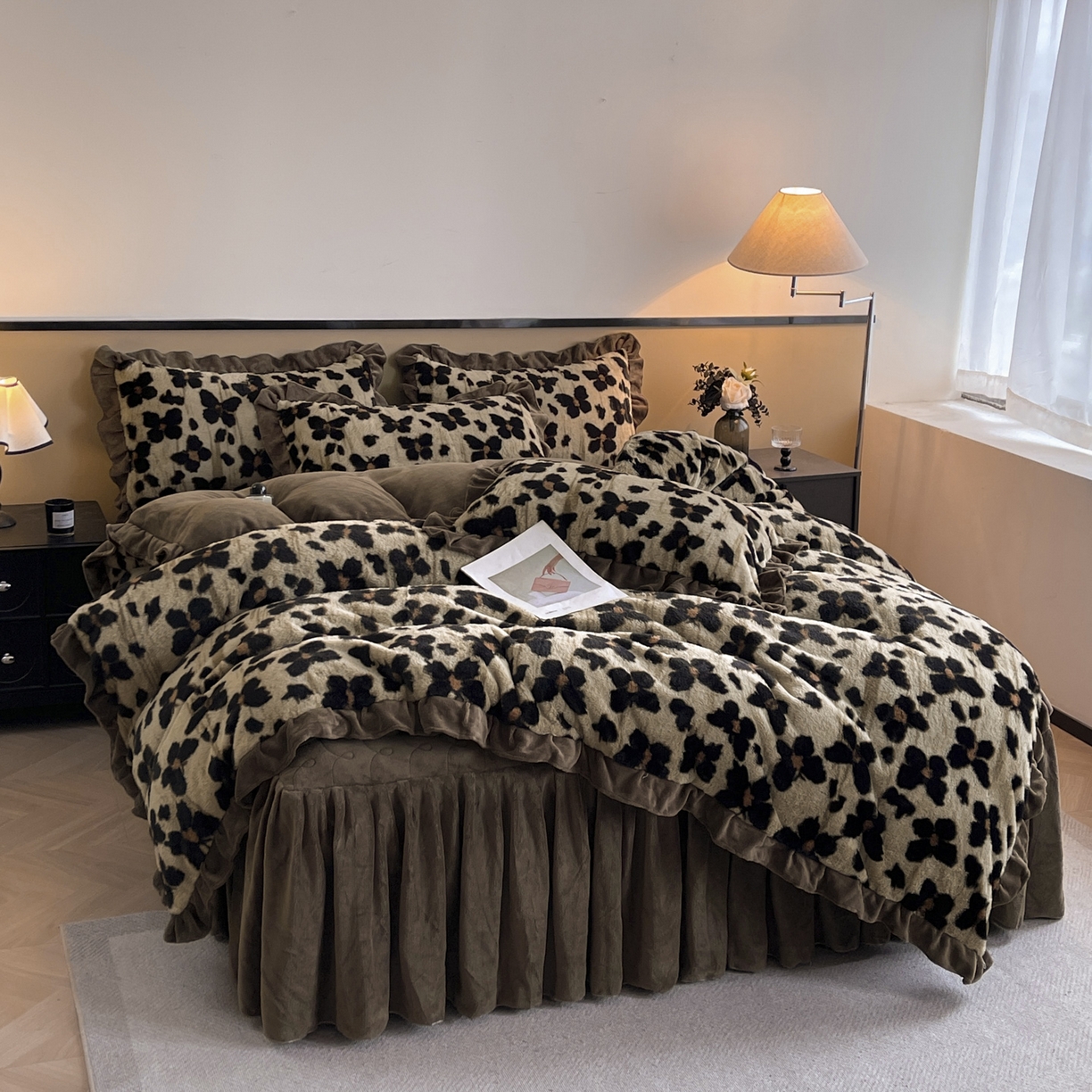 91家纺网 家纺一手货源 找家纺 恋尚 2025新款懒兔毛绒夹棉牛奶绒床笠式床裙四件套（控价238元起） 斑蝶