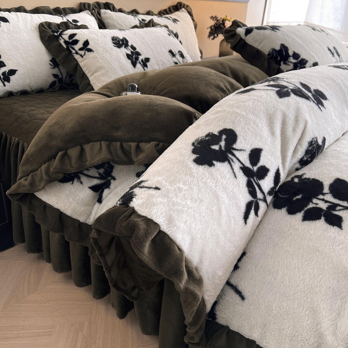 91家纺网 家纺一手货源 找家纺 恋尚 2025新款懒兔毛绒夹棉牛奶绒床笠式床裙四件套（控价238元起） 枝梦