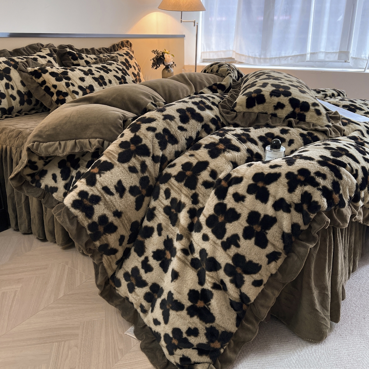 91家纺网 家纺一手货源 找家纺 恋尚 2025新款懒兔毛绒夹棉牛奶绒床笠式床裙四件套（控价238元起） 斑蝶