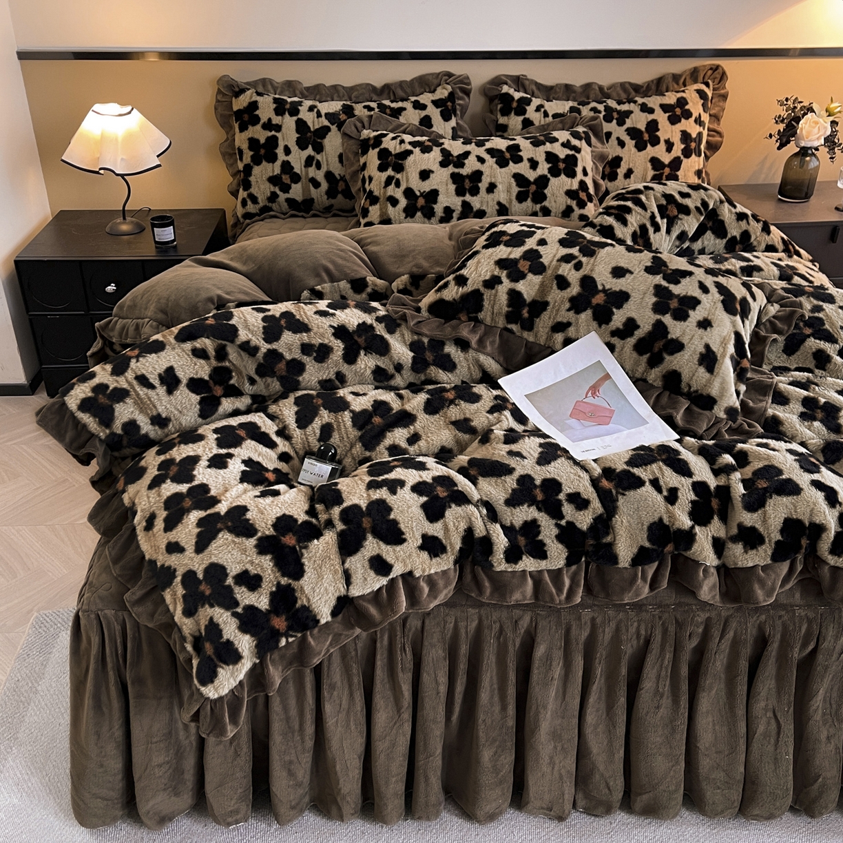 91家纺网 家纺一手货源 找家纺 恋尚 2025新款懒兔毛绒夹棉牛奶绒床笠式床裙四件套（控价238元起） 斑蝶