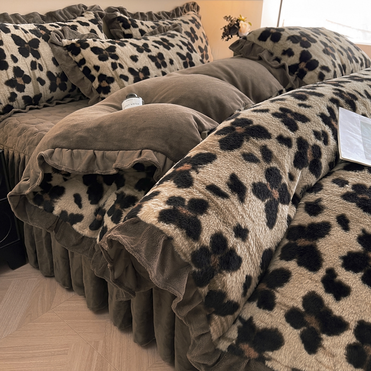 91家纺网 家纺一手货源 找家纺 恋尚 2025新款懒兔毛绒夹棉牛奶绒床笠式床裙四件套（控价238元起） 斑蝶