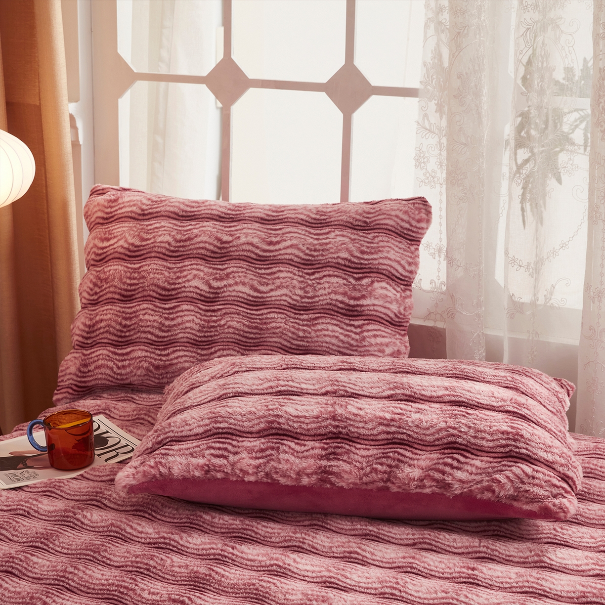 91家纺网 家纺一手货源 找家纺 乐居家纺 2025新款加厚兔毛绒纯色四件套套件系列 波纹云雾-嫣红