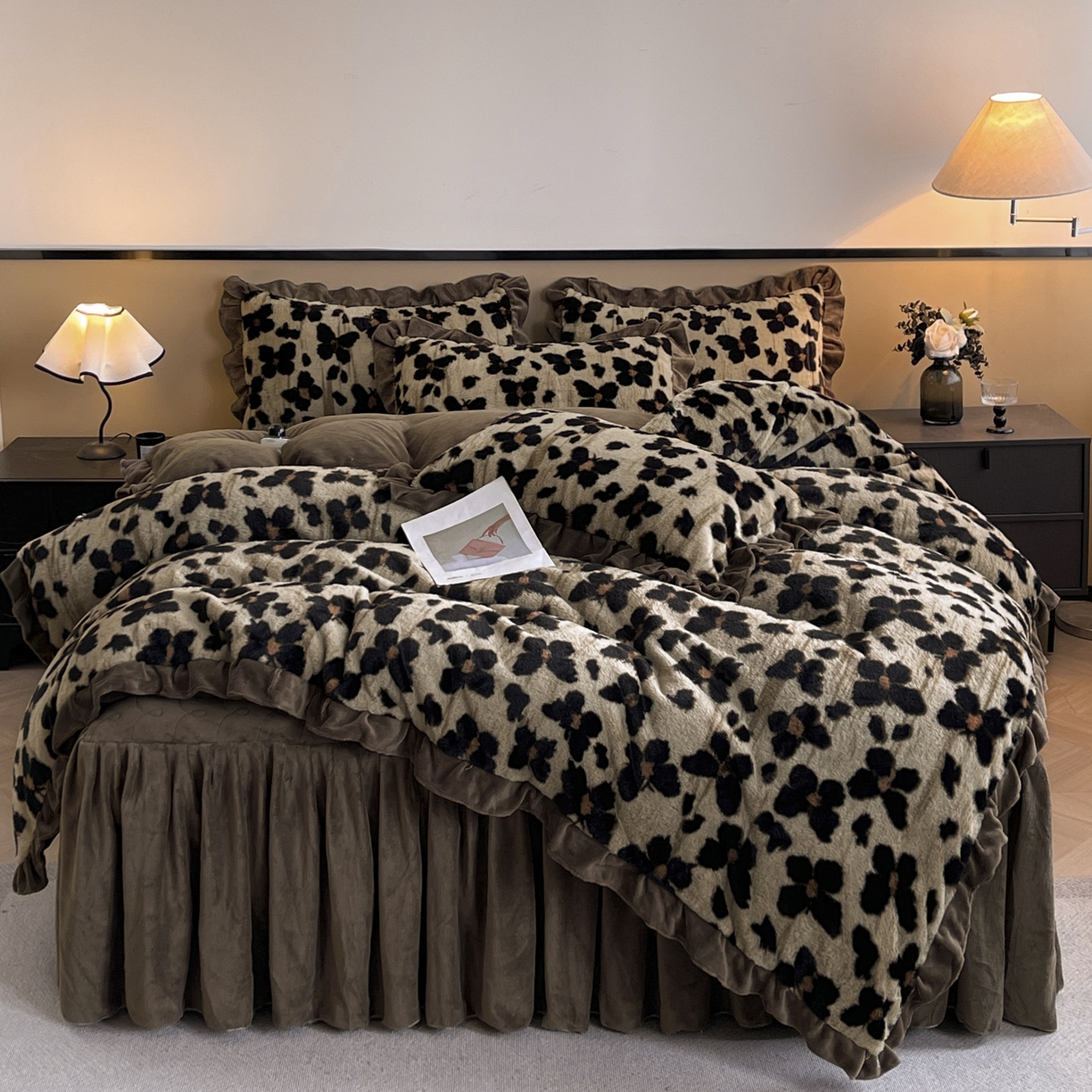 91家纺网 家纺一手货源 找家纺 （总）恋尚 2025新款懒兔毛绒夹棉牛奶绒床笠式床裙四件套（控价238元起）