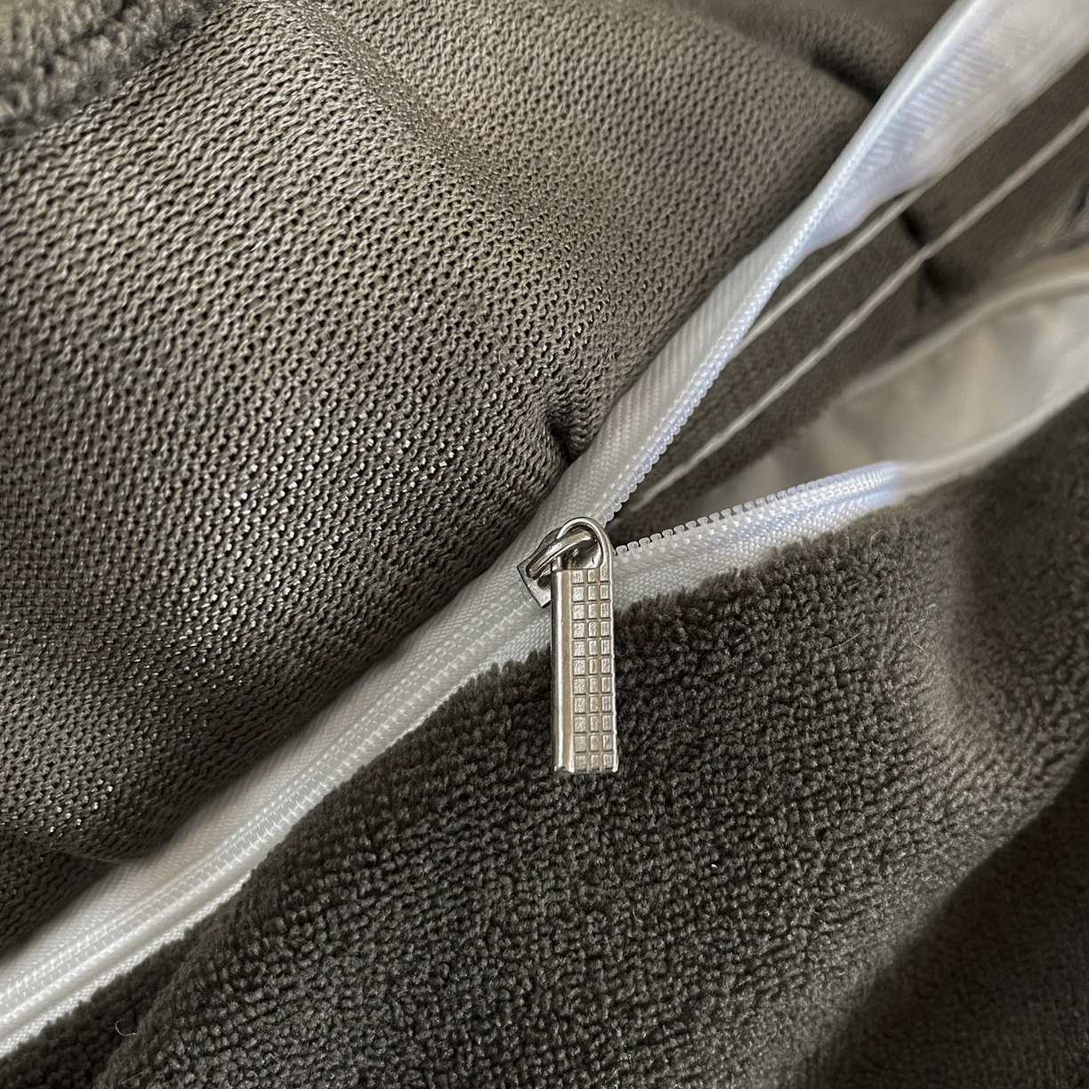 91家纺网 家纺一手货源 找家纺 恋尚 2025新款懒兔毛绒夹棉牛奶绒床笠式床裙四件套（控价238元起） 爱意玫瑰