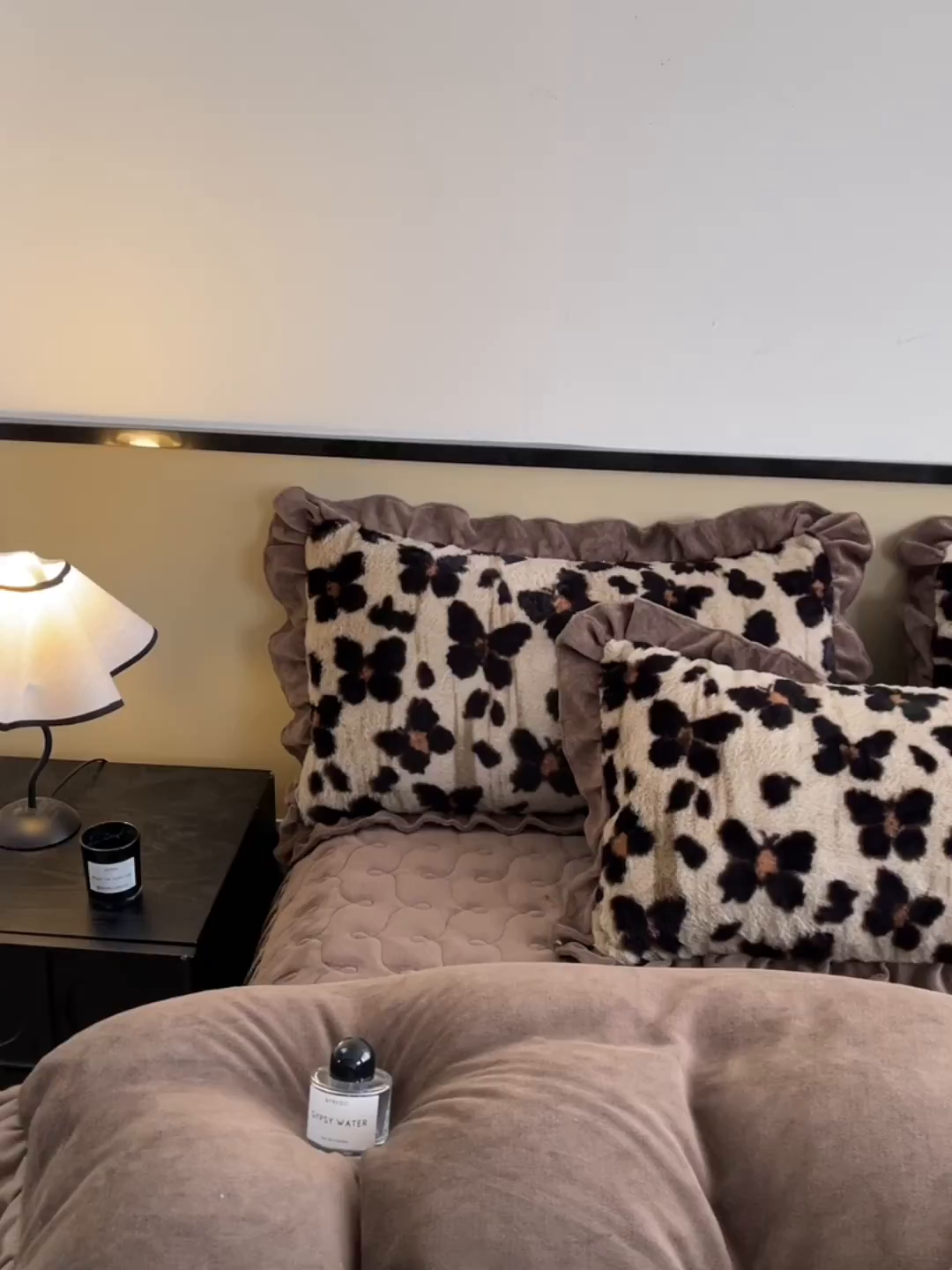 91家纺网 家纺一手货源 找家纺 恋尚 2025新款懒兔毛绒夹棉牛奶绒床笠式床裙四件套（控价238元起） 斑蝶