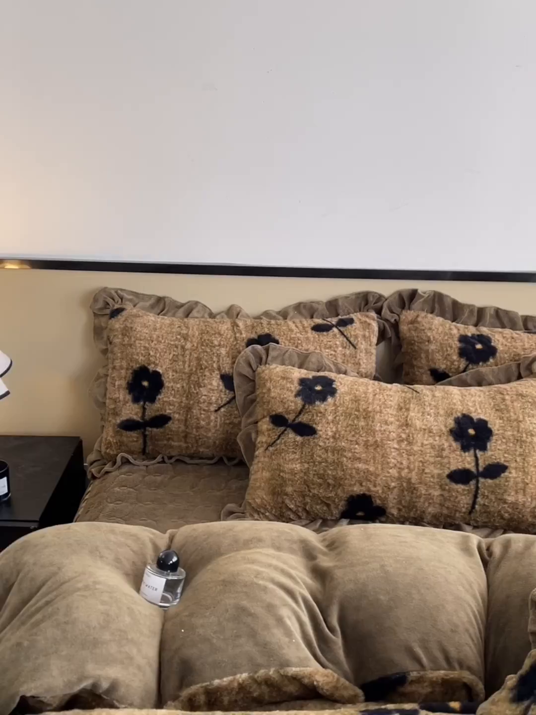 91家纺网 家纺一手货源 找家纺 恋尚 2025新款懒兔毛绒夹棉牛奶绒床笠式床裙四件套（控价238元起） 花慕