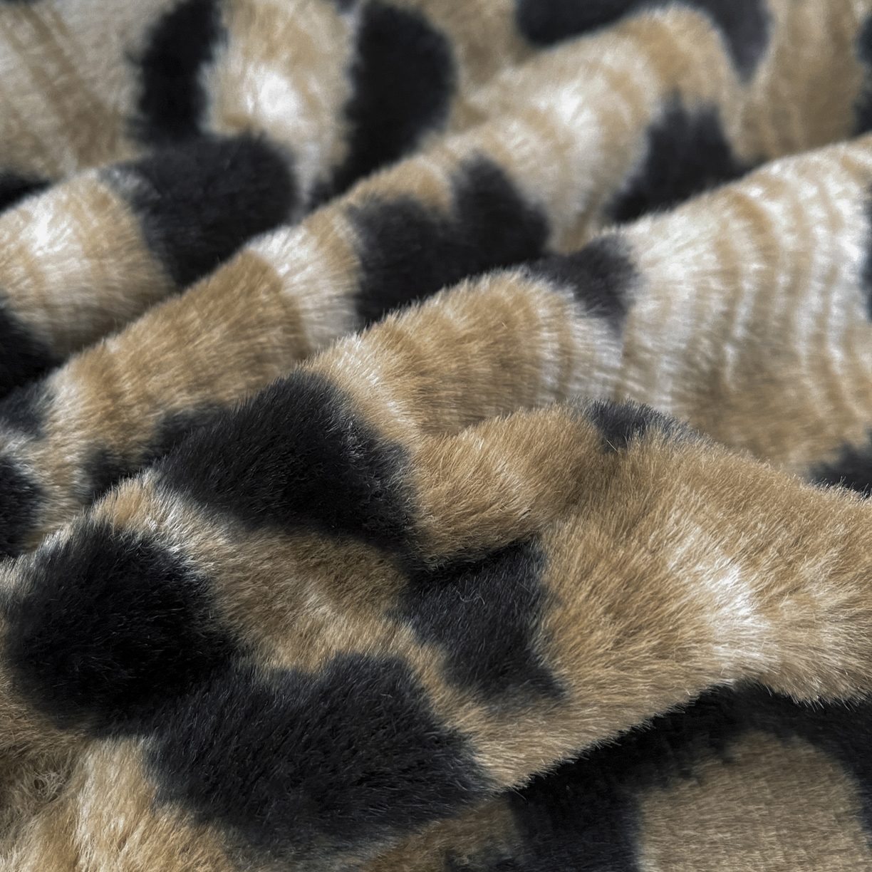 91家纺网 家纺一手货源 找家纺 恋尚 2025新款懒兔毛绒夹棉牛奶绒床笠式床裙四件套（控价238元起） 豹纹