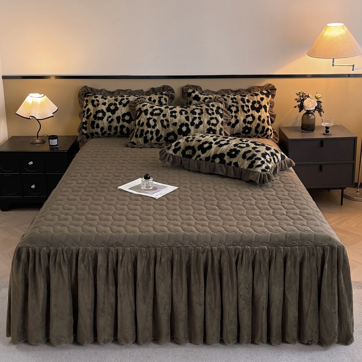 91家纺网 家纺一手货源 找家纺 恋尚 2025新款懒兔毛绒夹棉牛奶绒床笠式床裙四件套（控价238元起） 豹纹