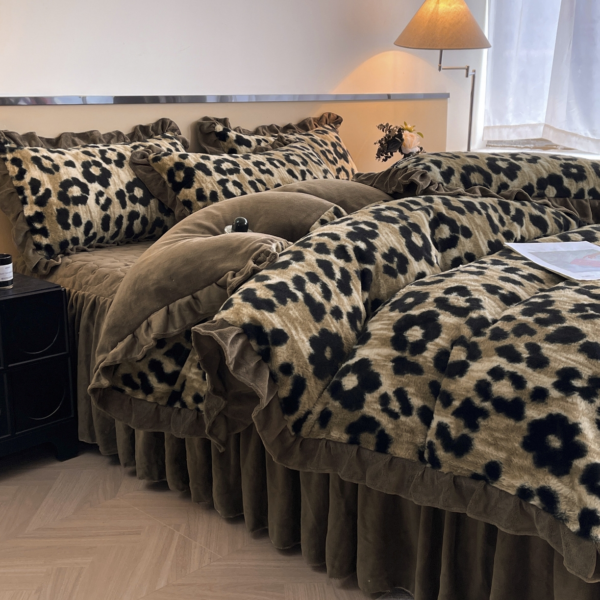 91家纺网 家纺一手货源 找家纺 恋尚 2025新款懒兔毛绒夹棉牛奶绒床笠式床裙四件套（控价238元起） 豹纹