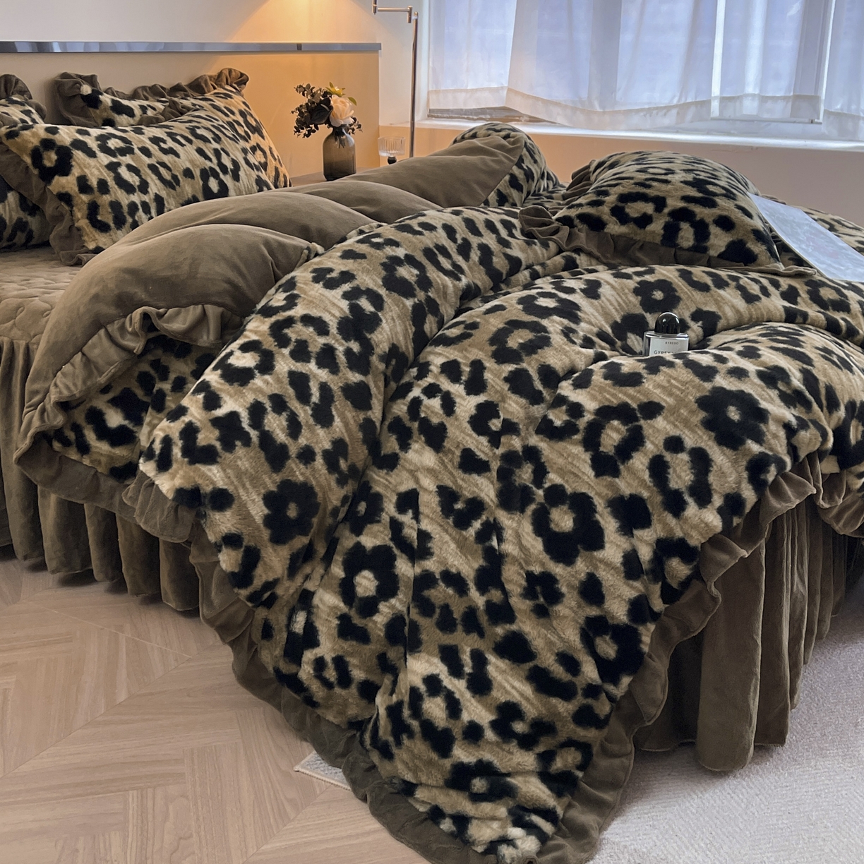 91家纺网 家纺一手货源 找家纺 恋尚 2025新款懒兔毛绒夹棉牛奶绒床笠式床裙四件套（控价238元起） 豹纹