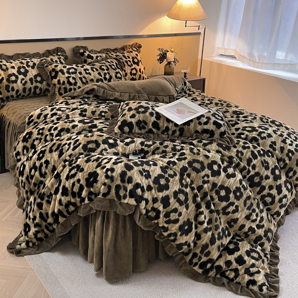 91家纺网 家纺一手货源 找家纺 恋尚 2025新款懒兔毛绒夹棉牛奶绒床笠式床裙四件套（控价238元起） 豹纹