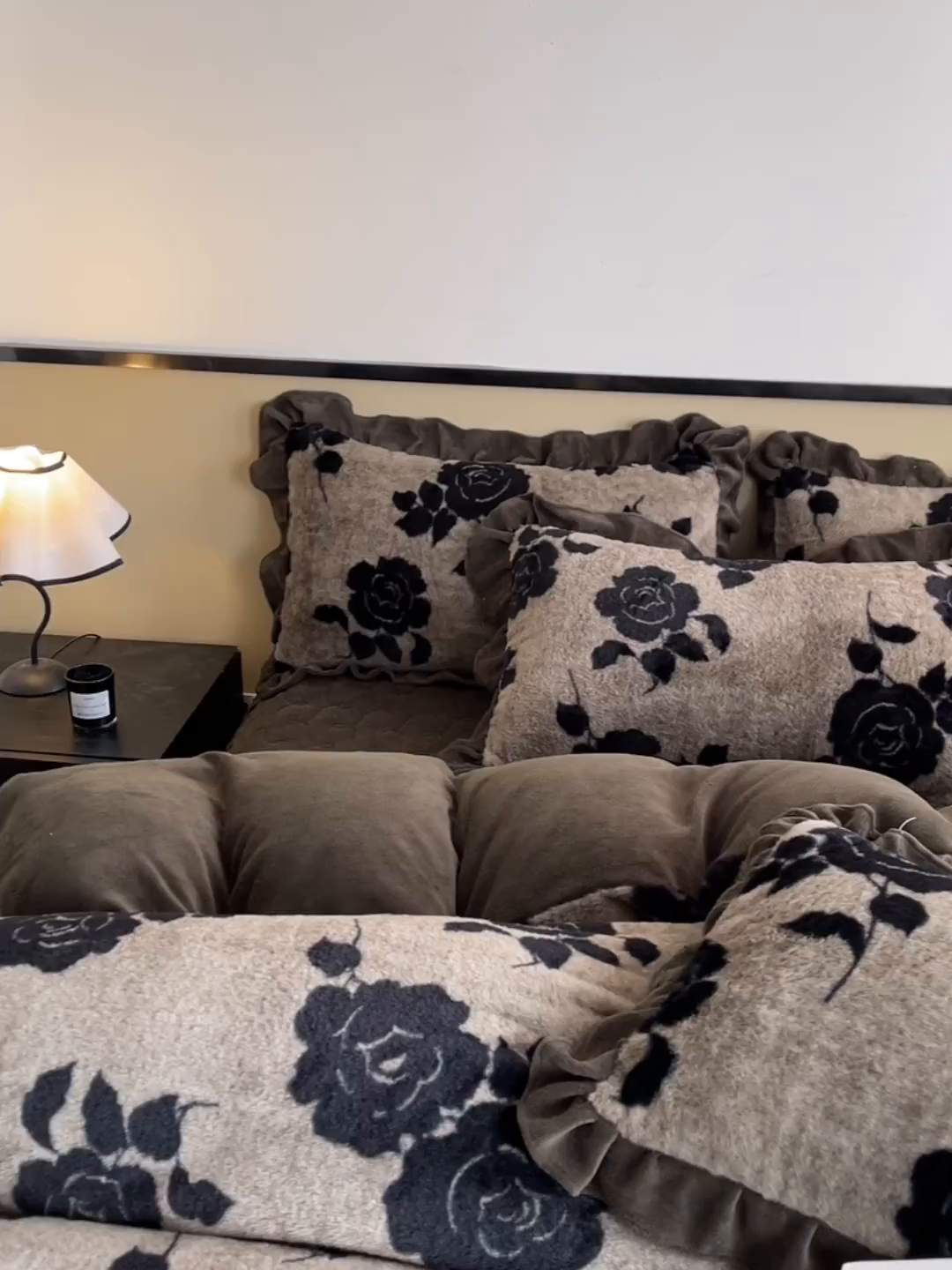 91家纺网 家纺一手货源 找家纺 恋尚 2025新款懒兔毛绒夹棉牛奶绒床笠式床裙四件套（控价238元起） 爱意玫瑰