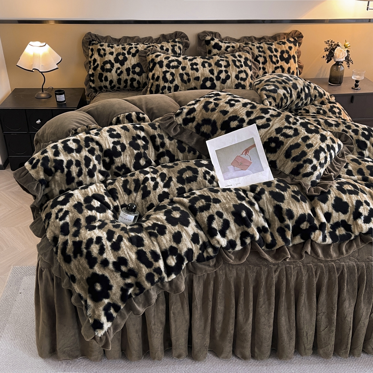 91家纺网 家纺一手货源 找家纺 恋尚 2025新款懒兔毛绒夹棉牛奶绒床笠式床裙四件套（控价238元起） 豹纹