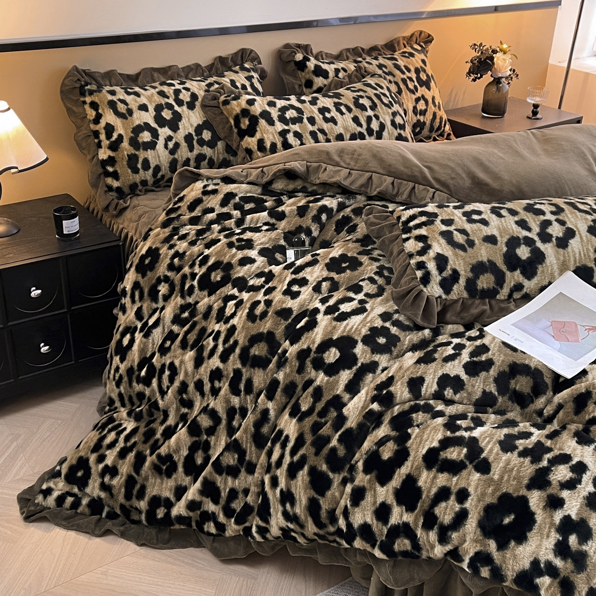 91家纺网 家纺一手货源 找家纺 恋尚 2025新款懒兔毛绒夹棉牛奶绒床笠式床裙四件套（控价238元起） 豹纹