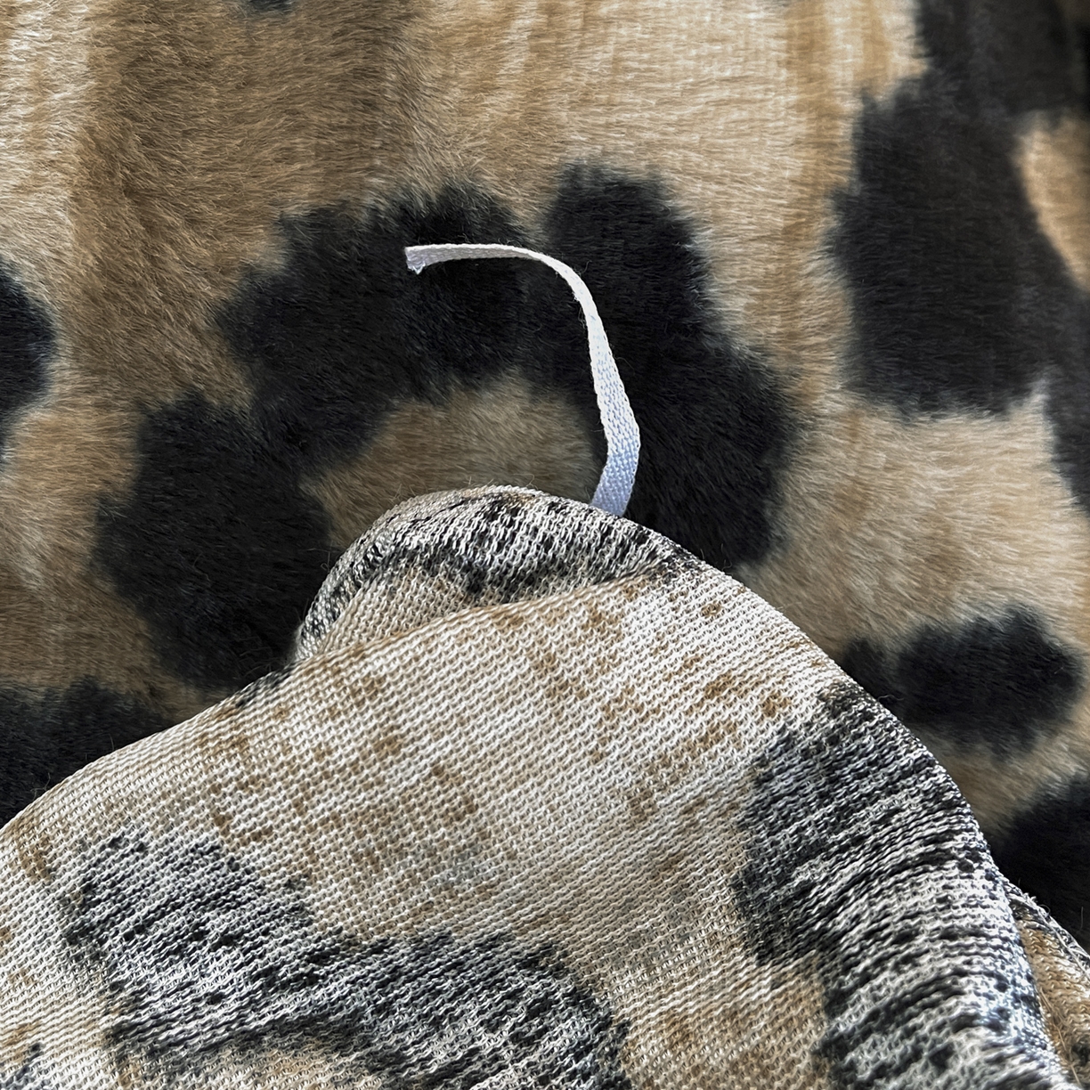 91家纺网 家纺一手货源 找家纺 恋尚 2025新款懒兔毛绒夹棉牛奶绒床笠式床裙四件套（控价238元起） 豹纹