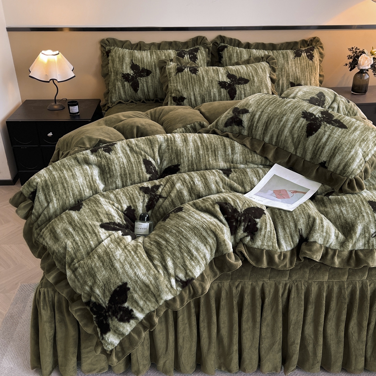 91家纺网 家纺一手货源 找家纺 恋尚 2025新款懒兔毛绒夹棉牛奶绒床笠式床裙四件套（控价238元起） 蝶语