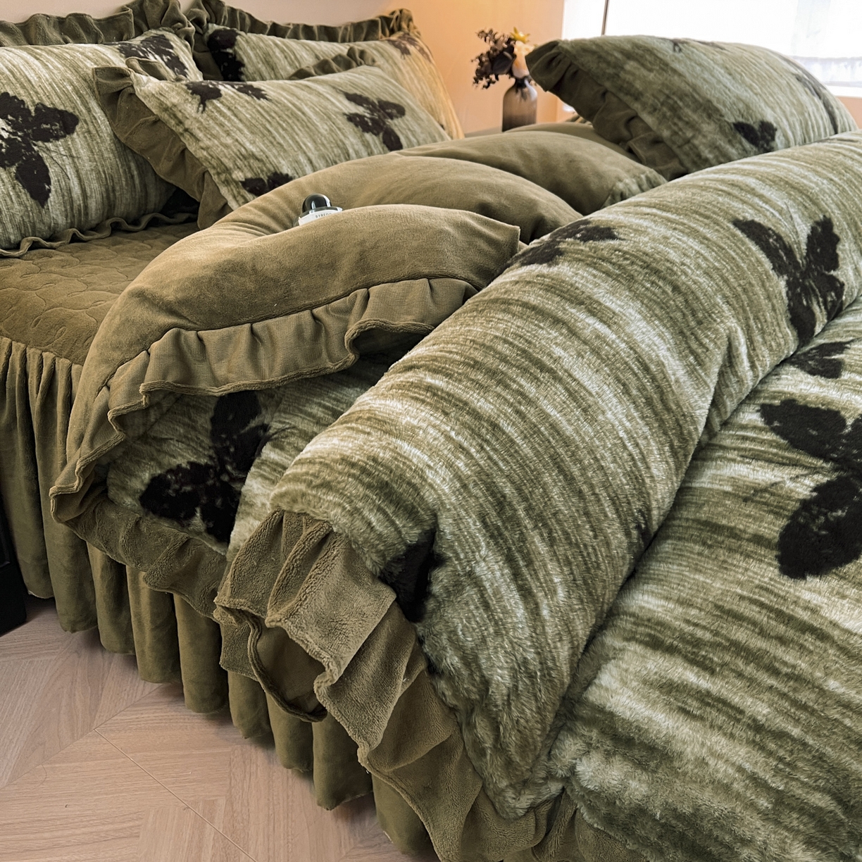 91家纺网 家纺一手货源 找家纺 恋尚 2025新款懒兔毛绒夹棉牛奶绒床笠式床裙四件套（控价238元起） 蝶语