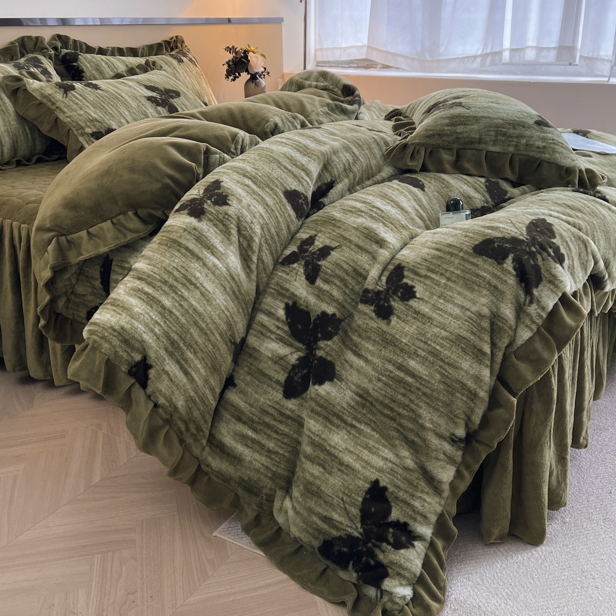 91家纺网 家纺一手货源 找家纺 恋尚 2025新款懒兔毛绒夹棉牛奶绒床笠式床裙四件套（控价238元起） 蝶语