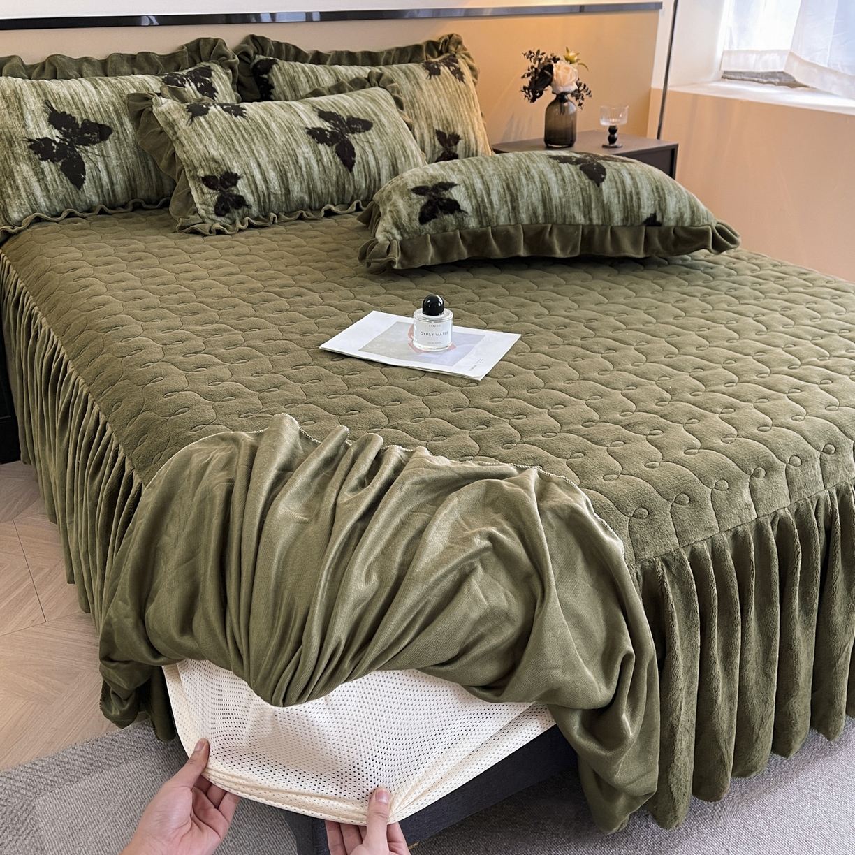 91家纺网 家纺一手货源 找家纺 恋尚 2025新款懒兔毛绒夹棉牛奶绒床笠式床裙四件套（控价238元起） 蝶语