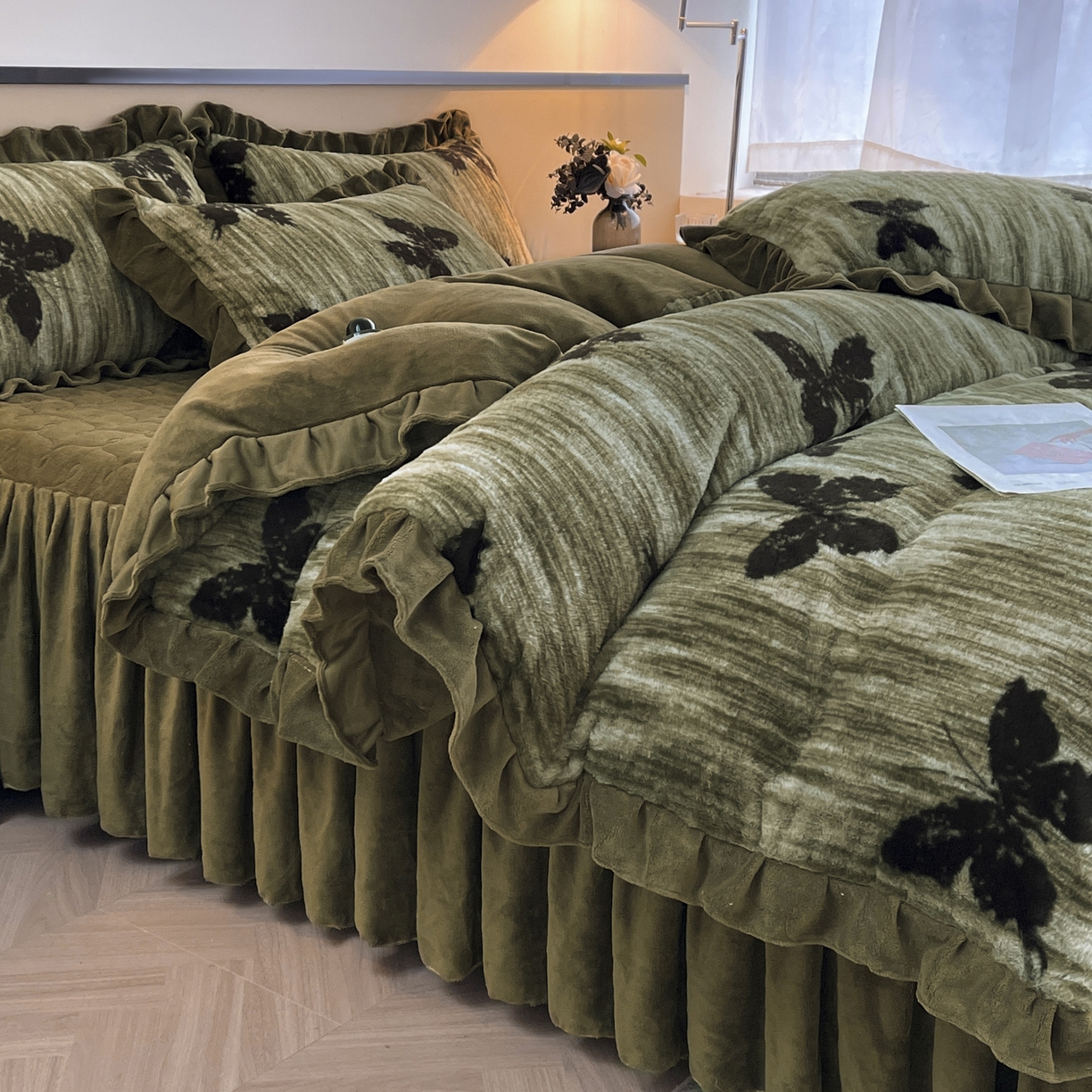 91家纺网 家纺一手货源 找家纺 恋尚 2025新款懒兔毛绒夹棉牛奶绒床笠式床裙四件套（控价238元起） 蝶语