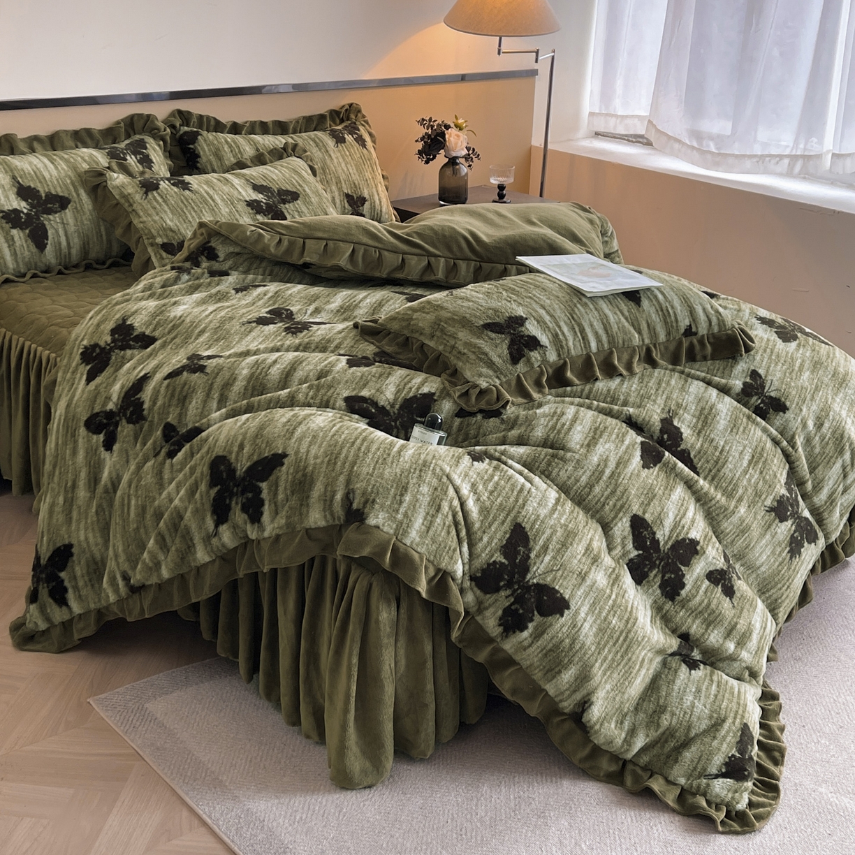 91家纺网 家纺一手货源 找家纺 恋尚 2025新款懒兔毛绒夹棉牛奶绒床笠式床裙四件套（控价238元起） 蝶语