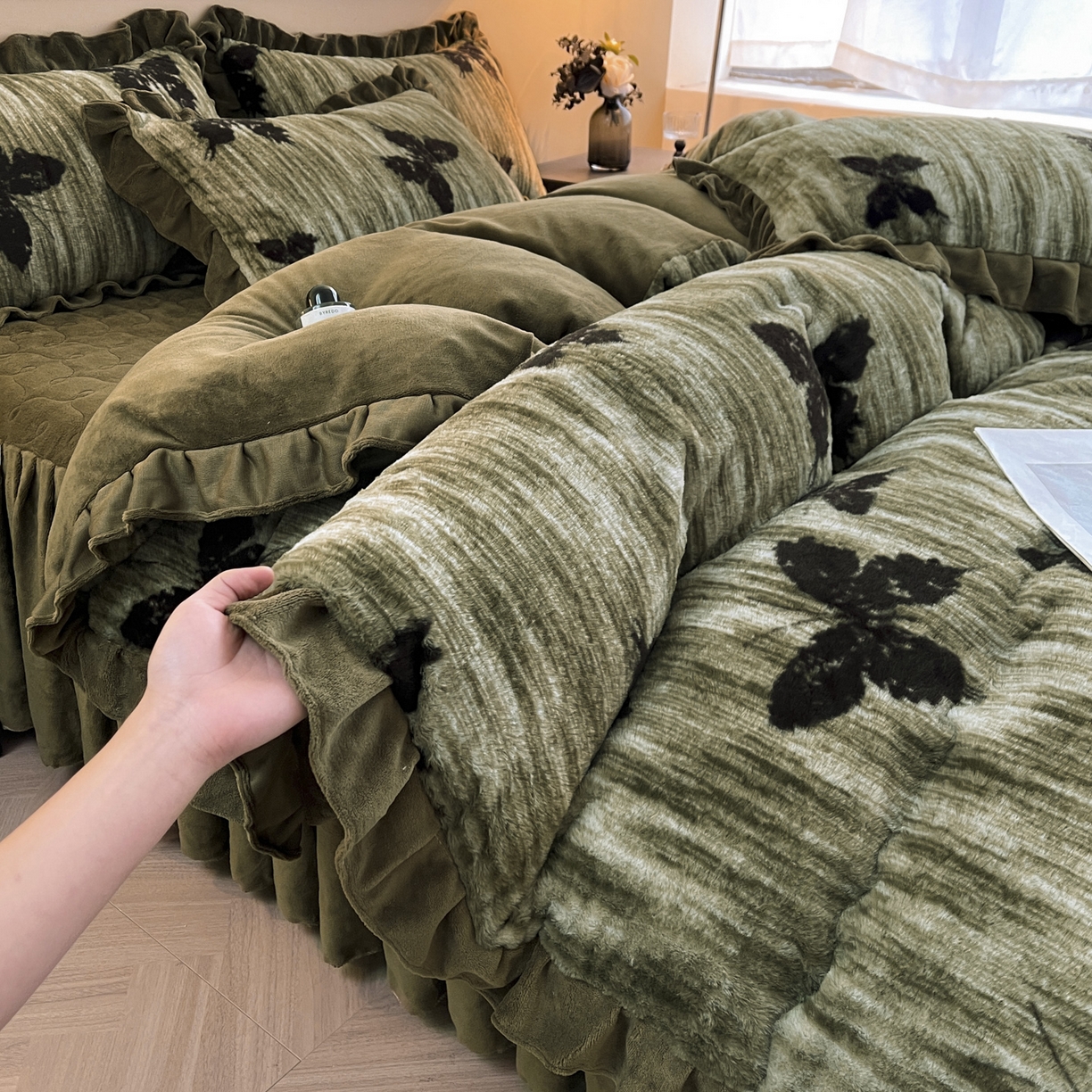 91家纺网 家纺一手货源 找家纺 恋尚 2025新款懒兔毛绒夹棉牛奶绒床笠式床裙四件套（控价238元起） 蝶语