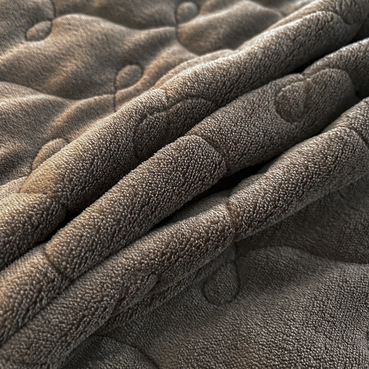 91家纺网 家纺一手货源 找家纺 恋尚 2025新款懒兔毛绒夹棉牛奶绒床笠式床裙四件套（控价238元起） 豹纹