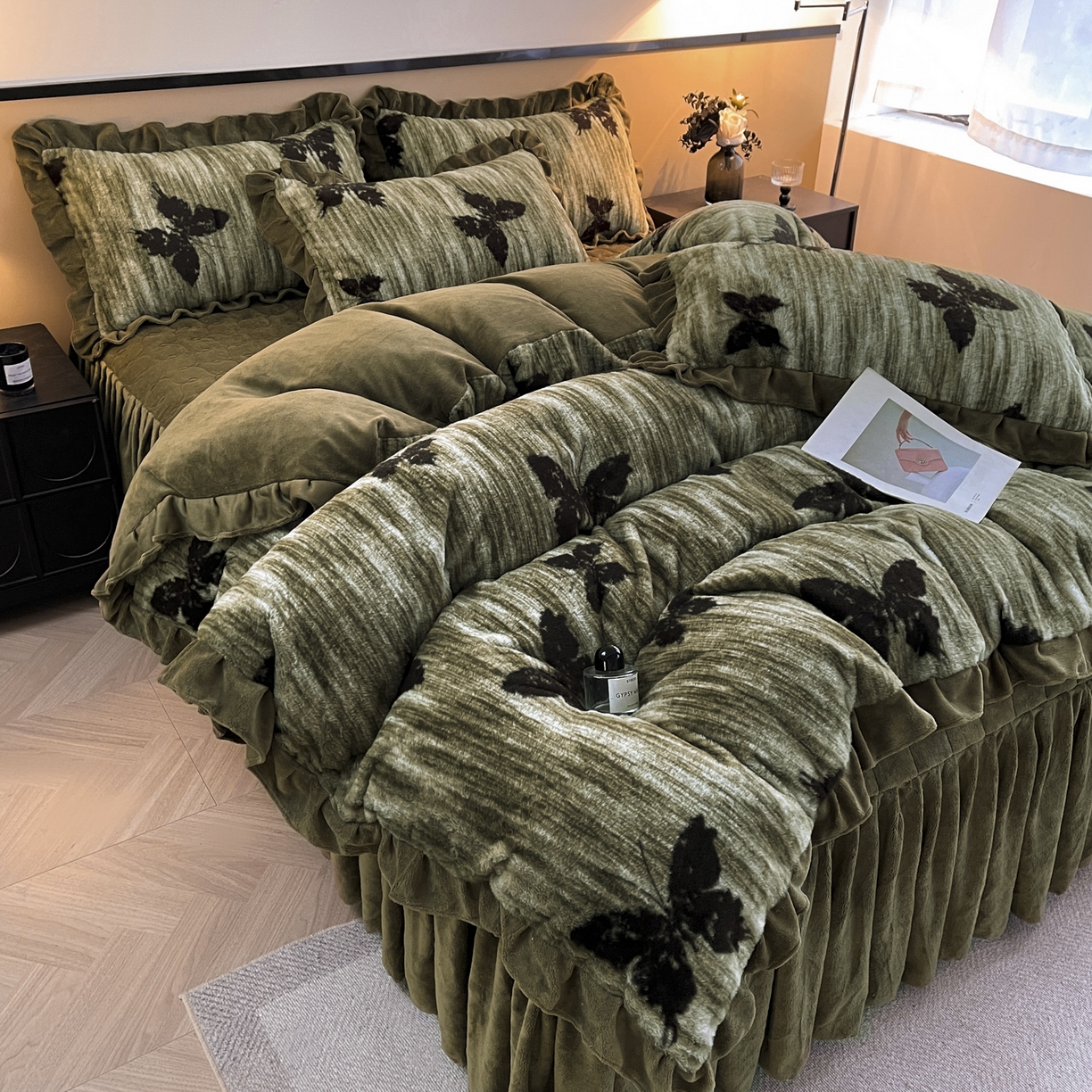 91家纺网 家纺一手货源 找家纺 恋尚 2025新款懒兔毛绒夹棉牛奶绒床笠式床裙四件套（控价238元起） 蝶语