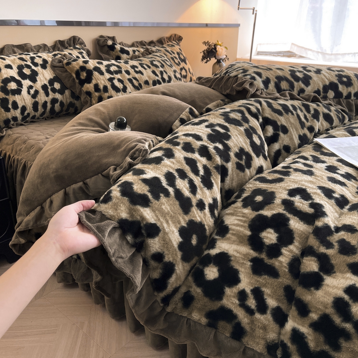 91家纺网 家纺一手货源 找家纺 恋尚 2025新款懒兔毛绒夹棉牛奶绒床笠式床裙四件套（控价238元起） 豹纹