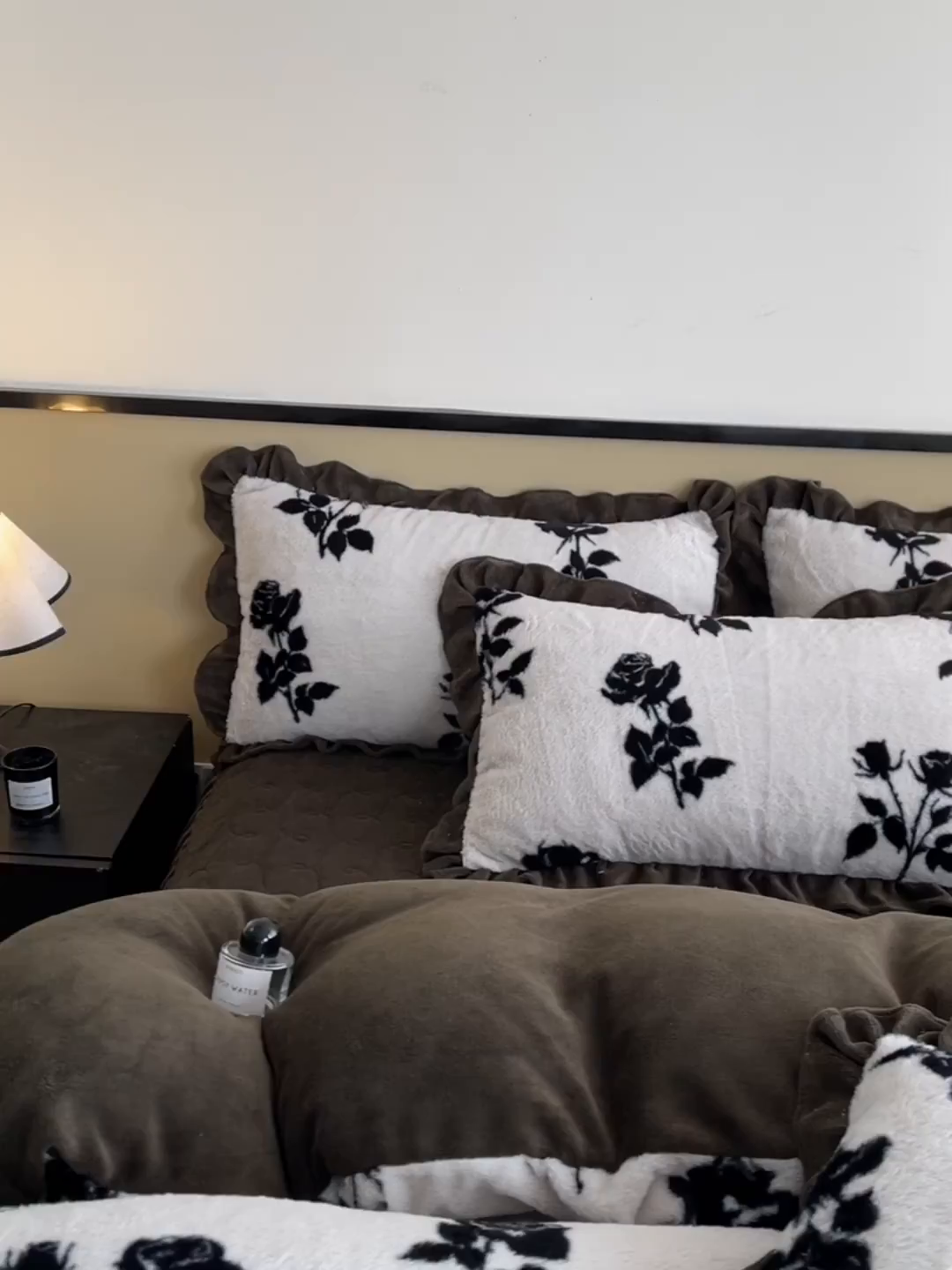 91家纺网 家纺一手货源 找家纺 恋尚 2025新款懒兔毛绒夹棉牛奶绒床笠式床裙四件套（控价238元起） 枝梦