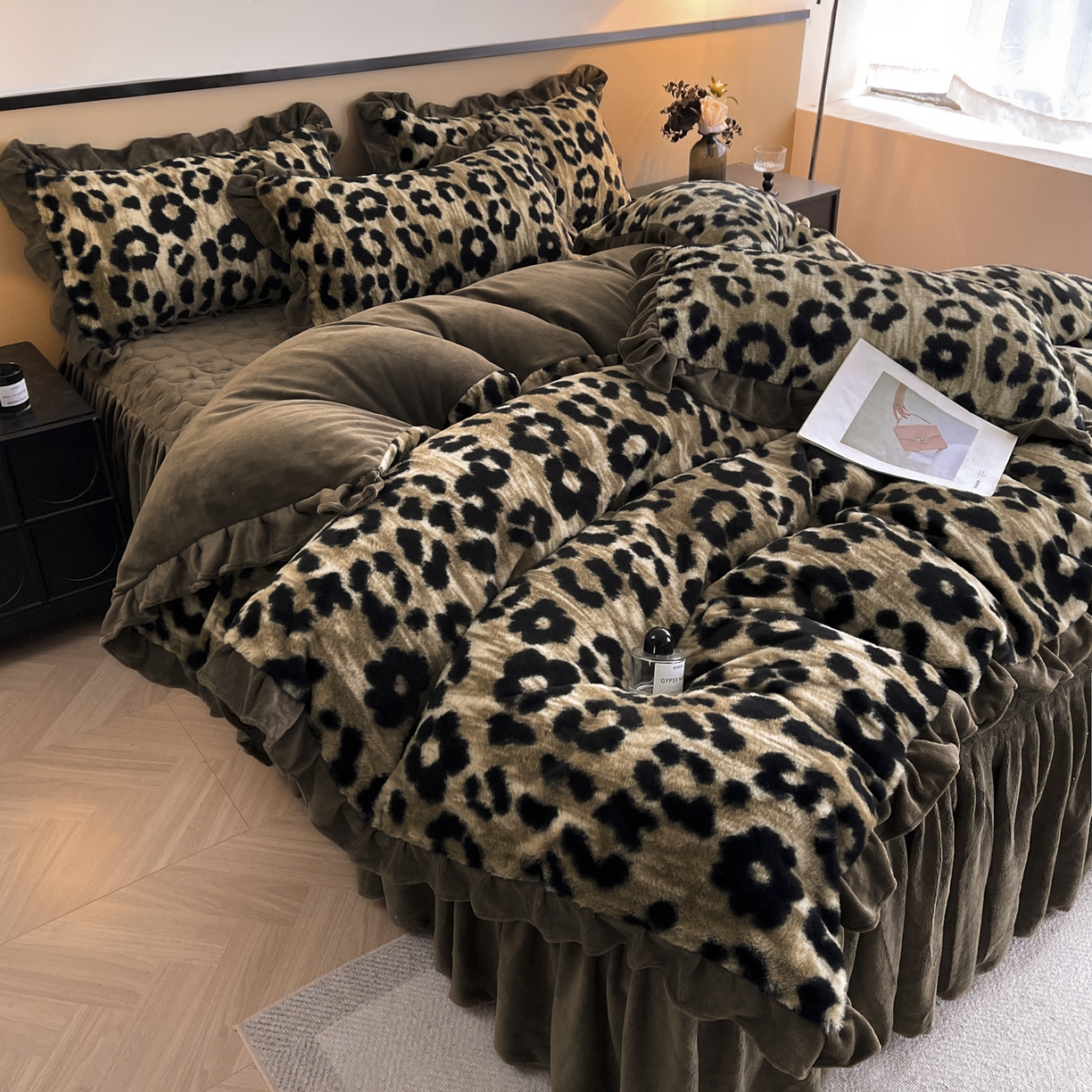 91家纺网 家纺一手货源 找家纺 恋尚 2025新款懒兔毛绒夹棉牛奶绒床笠式床裙四件套（控价238元起） 豹纹