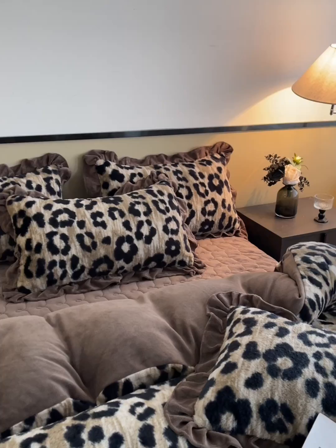 91家纺网 家纺一手货源 找家纺 恋尚 2025新款懒兔毛绒夹棉牛奶绒床笠式床裙四件套（控价238元起） 豹纹