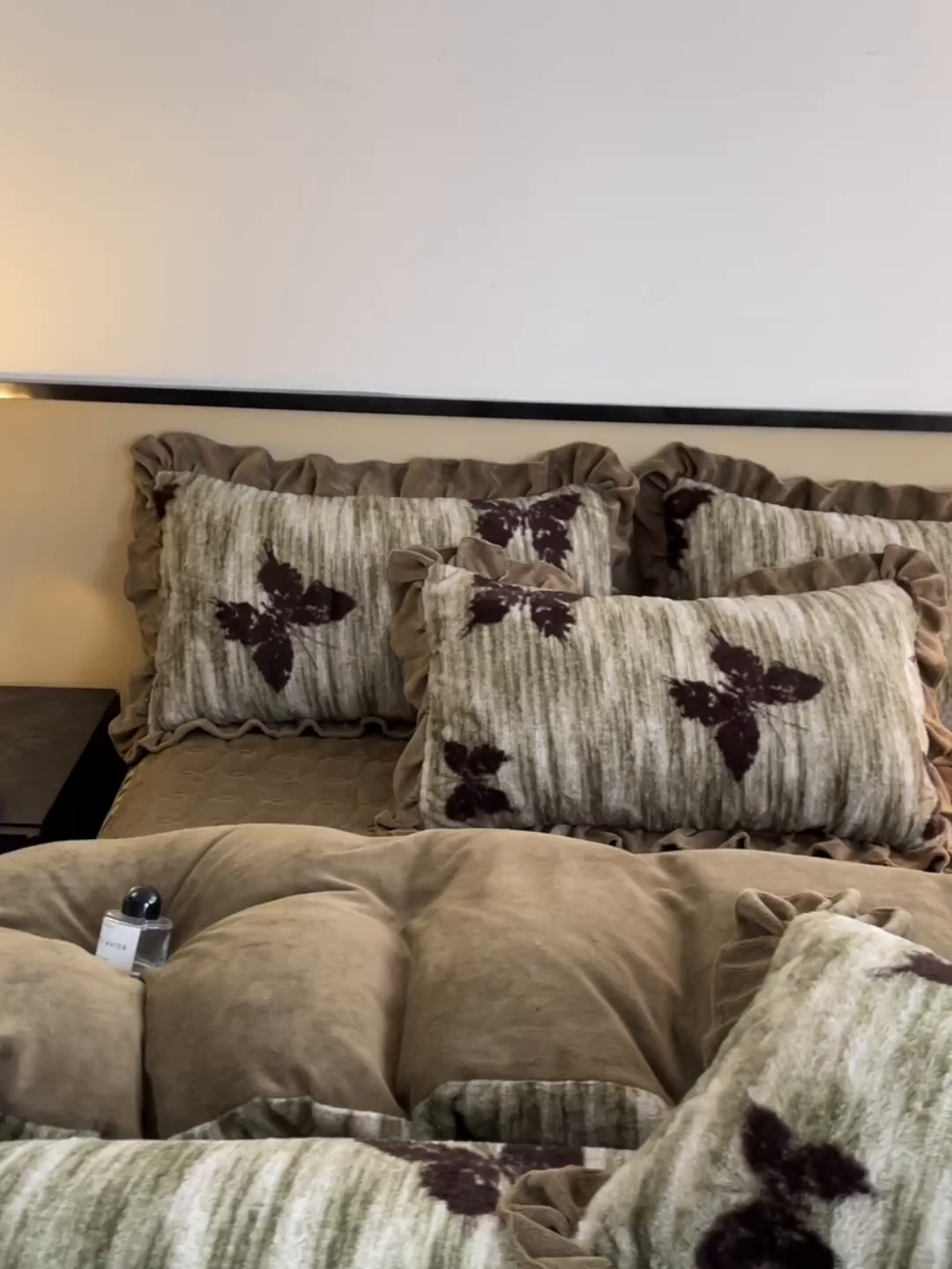 91家纺网 家纺一手货源 找家纺 恋尚 2025新款懒兔毛绒夹棉牛奶绒床笠式床裙四件套（控价238元起） 蝶语