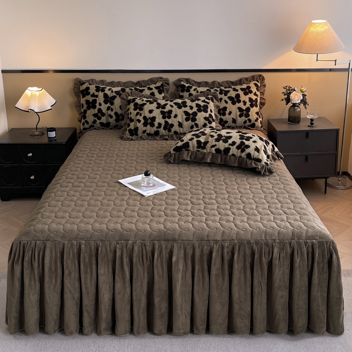 91家纺网 家纺一手货源 找家纺 恋尚 2025新款懒兔毛绒夹棉牛奶绒床笠式床裙四件套（控价238元起） 斑蝶