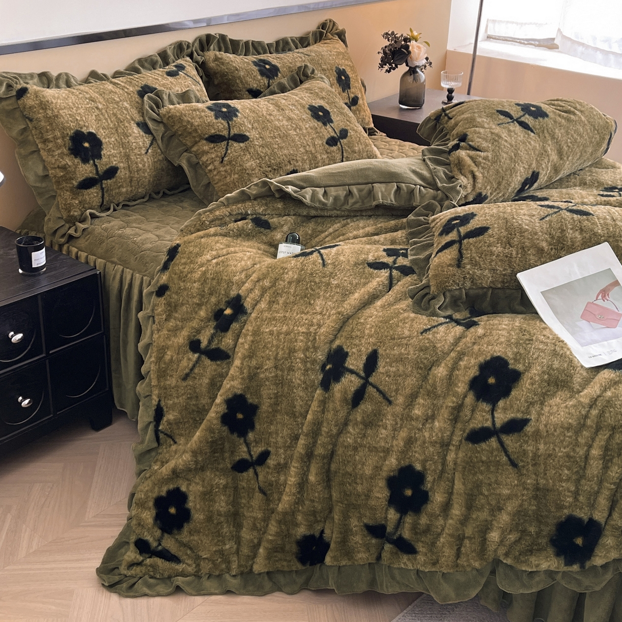 91家纺网 家纺一手货源 找家纺 恋尚 2025新款懒兔毛绒夹棉牛奶绒床笠式床裙四件套（控价238元起） 花慕