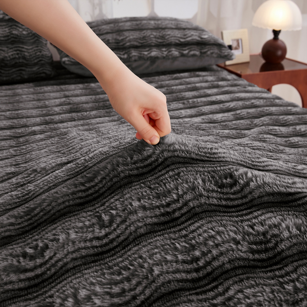 91家纺网 家纺一手货源 找家纺 乐居家纺 2025新款加厚兔毛绒纯色床笠系列 波纹-云雾深灰