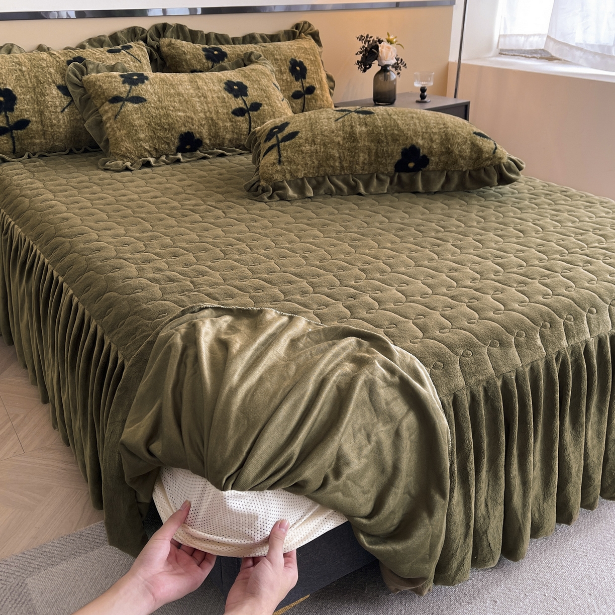 91家纺网 家纺一手货源 找家纺 恋尚 2025新款懒兔毛绒夹棉牛奶绒床笠式床裙四件套（控价238元起） 花慕