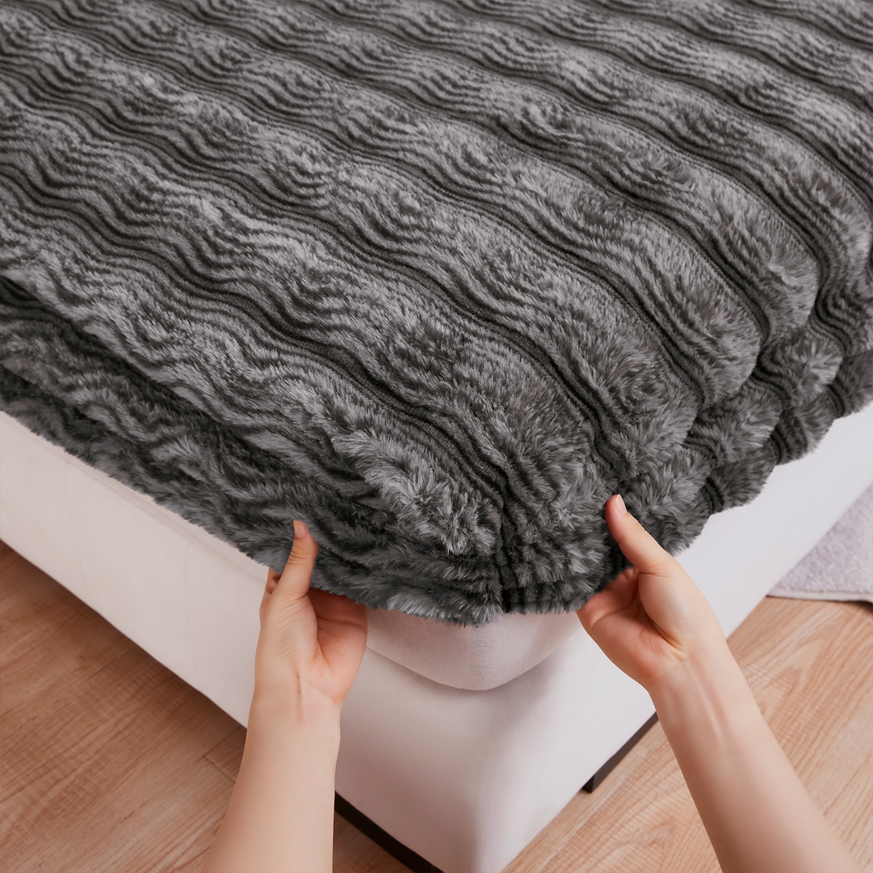 91家纺网 家纺一手货源 找家纺 乐居家纺 2025新款加厚兔毛绒纯色床笠系列 波纹-云雾深灰