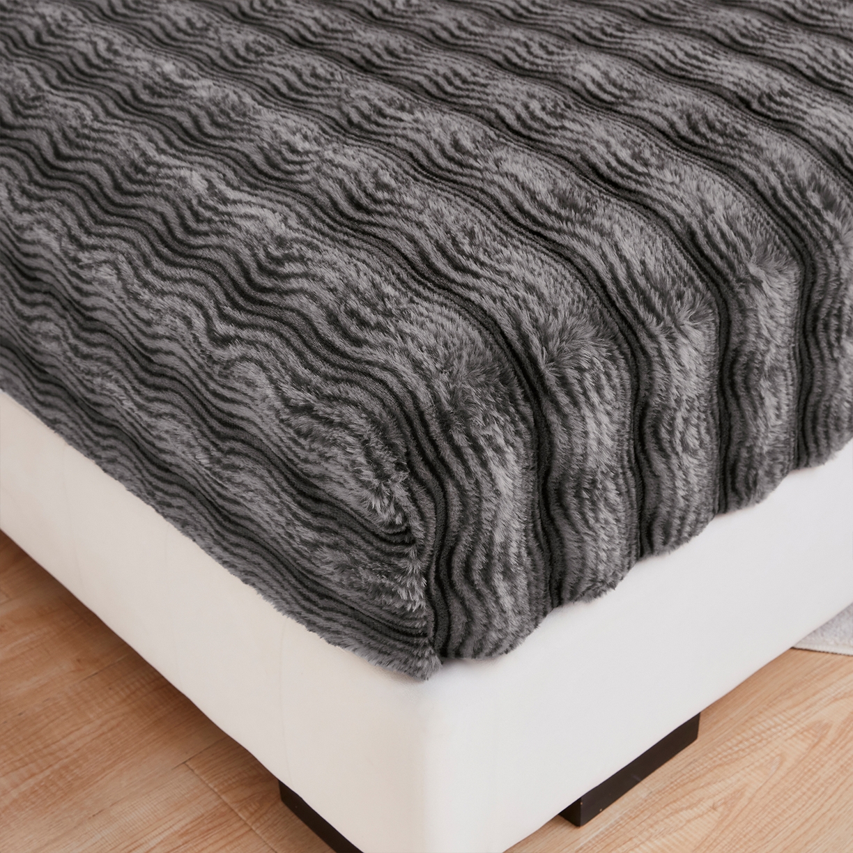 91家纺网 家纺一手货源 找家纺 乐居家纺 2025新款加厚兔毛绒纯色床笠系列 波纹-云雾深灰