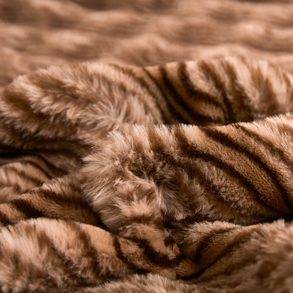 91家纺网 家纺一手货源 找家纺 乐居家纺 2025新款加厚兔毛绒纯色床笠系列 波纹-云雾棕