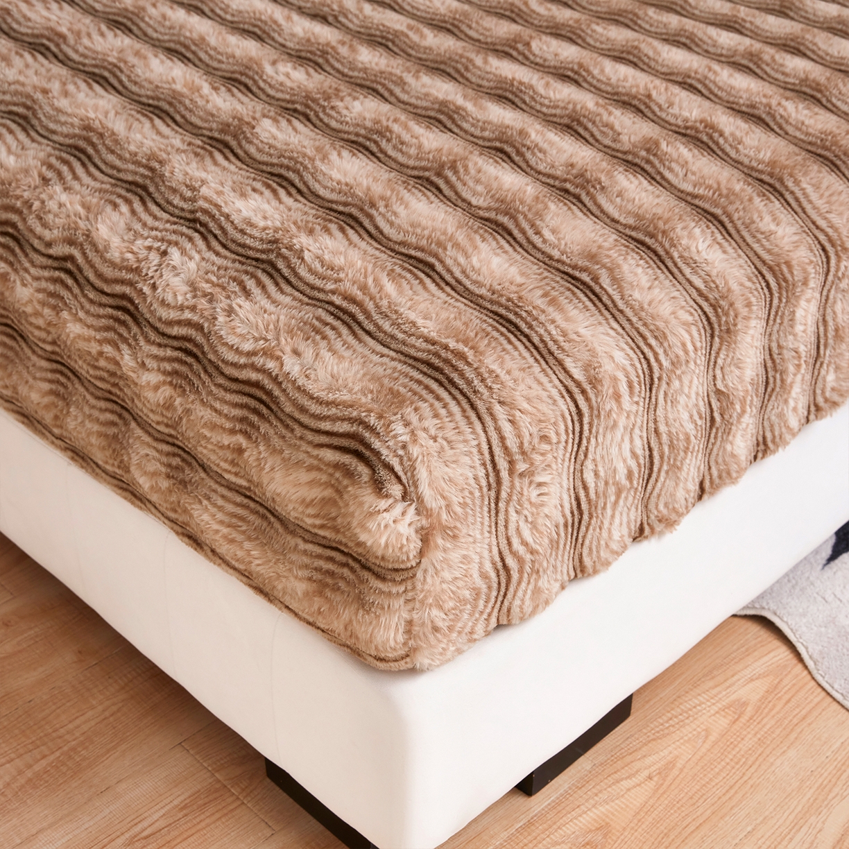 91家纺网 家纺一手货源 找家纺 乐居家纺 2025新款加厚兔毛绒纯色床笠系列 波纹-云雾咖